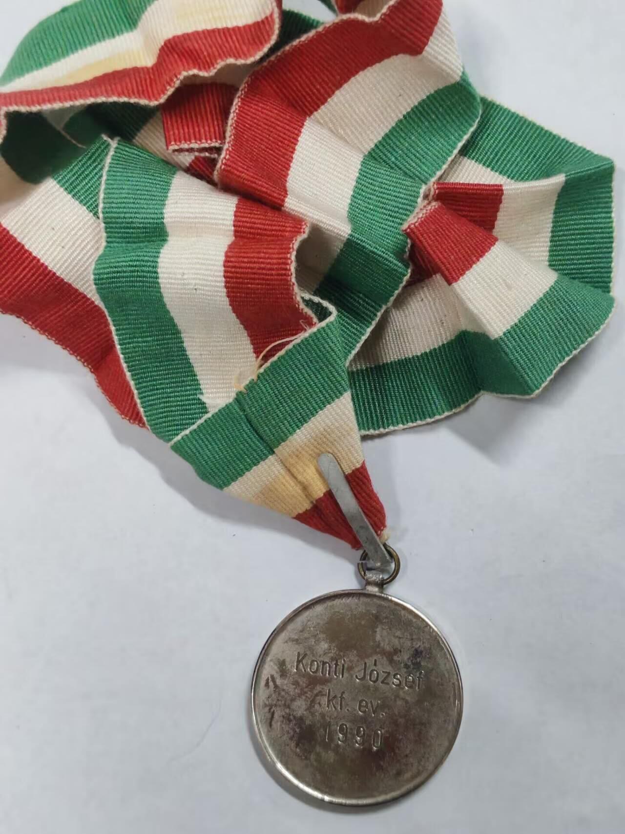 罗岚⭐新藏⭐特惠专拍第一场-分享拍场赚佣 匈牙利人民共和国/共和国1990过渡时期银级体育优胜奖章 脖子 库存品相 实发 背后带刻名和年份 此时匈牙利人共已经垮台但是奖章沿用之前的 没来得及更改 