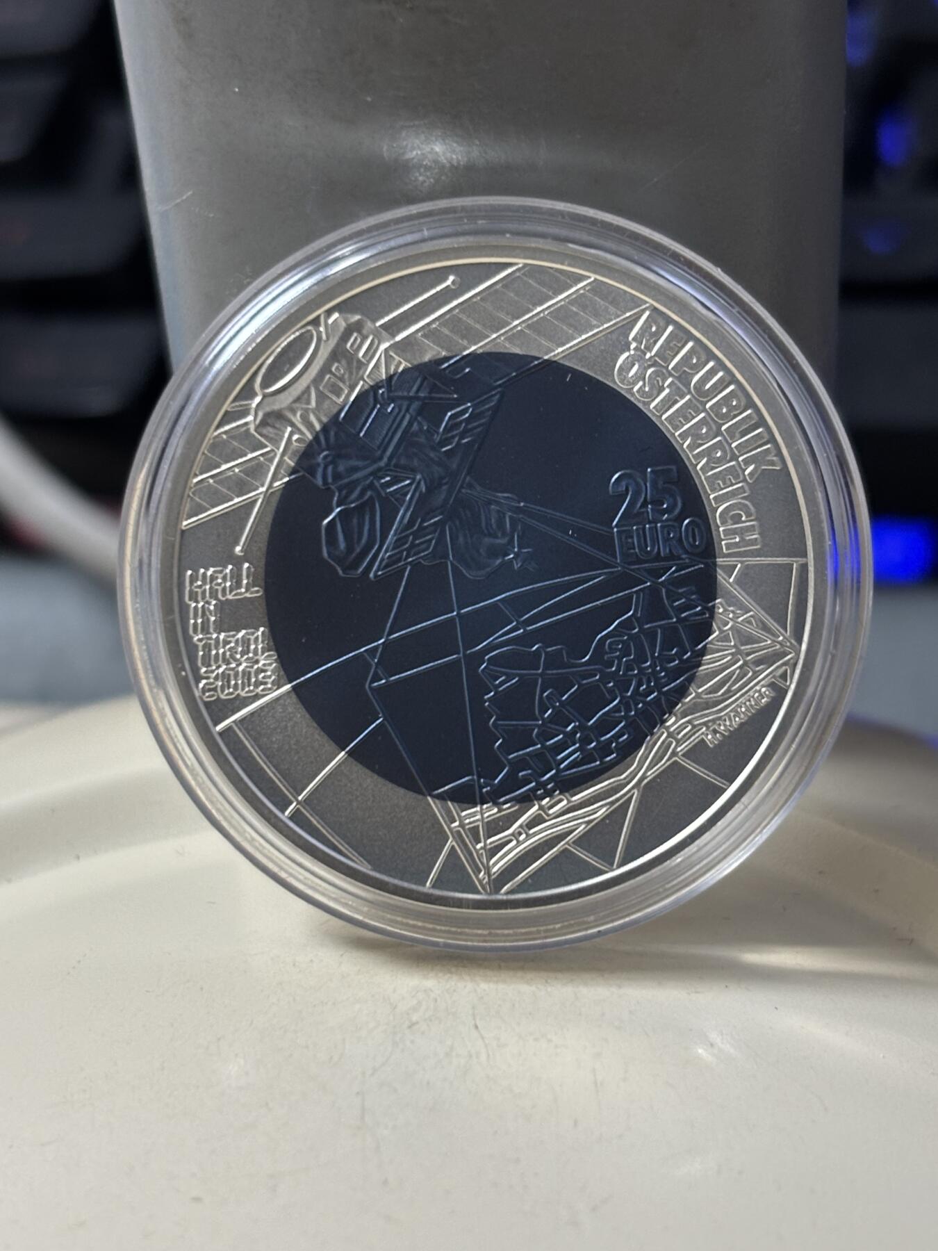 第184期拍卖 克劳斯获奖币奥地利2003年银铌镶嵌1市政厅700周年双金属币，900银/998铌，重10克/7.15克，直径34毫米，发行50000枚，没有纸套