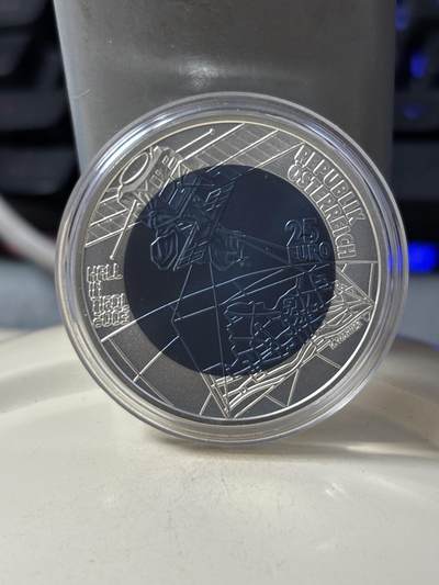 第184期拍卖 - 克劳斯获奖币奥地利2003年银铌镶嵌1市政厅700周年双金属币，900银/998铌，重10克/7.15克，直径34毫米，发行50000枚，没有纸套