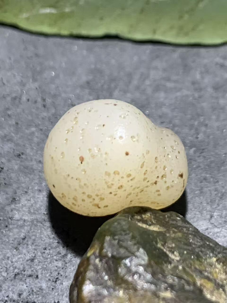 精美天然戈壁阿拉善寿桃形玛瑙原石一颗，