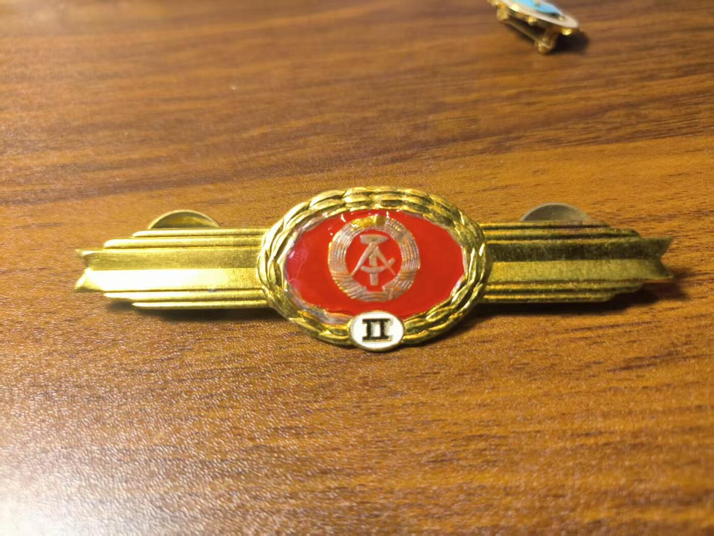 罗岚⭐新藏⭐特惠专拍第一场-分享拍场赚佣 民主德国人民军二级通用技能章 带背轮 成色好出造型必备