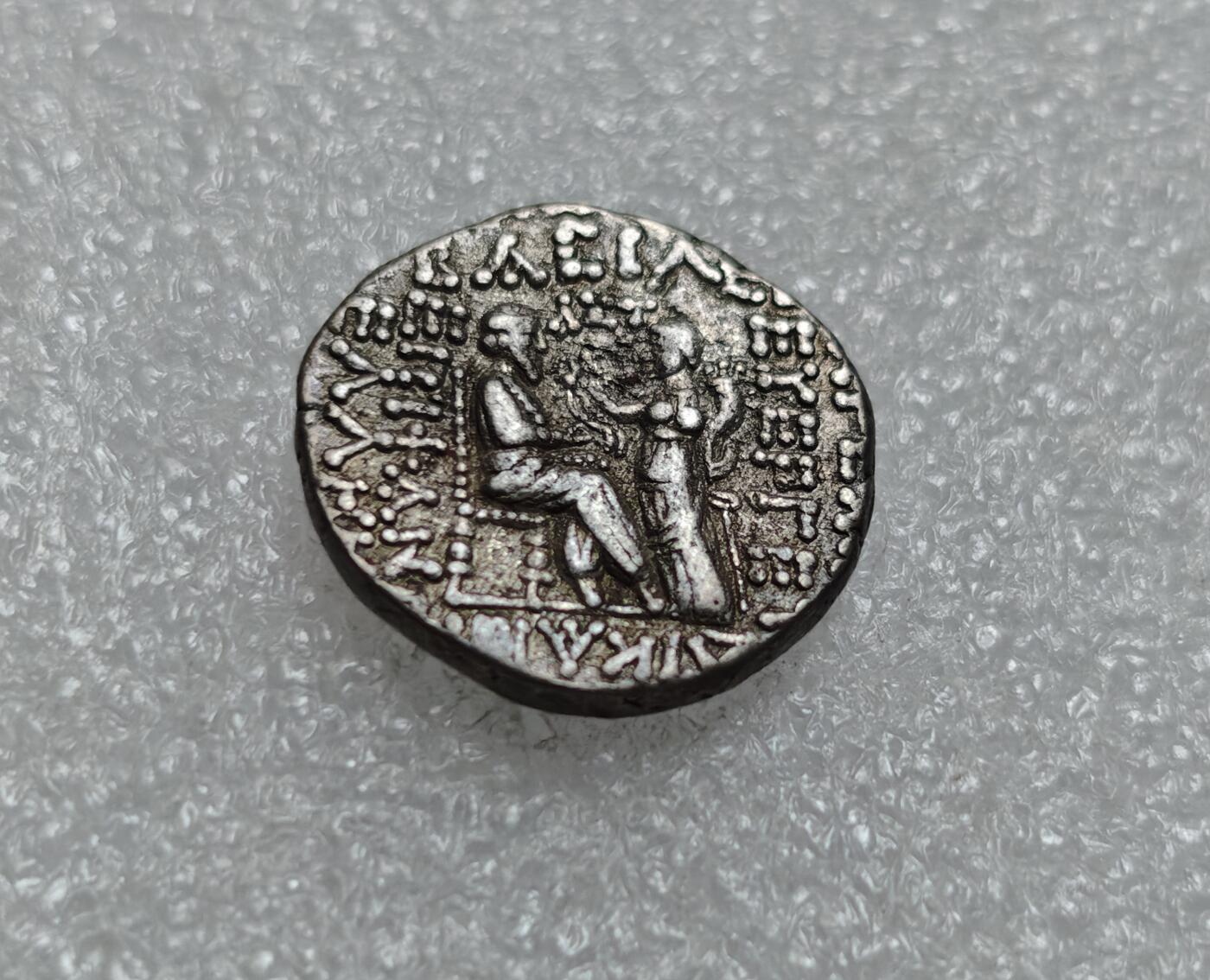 瓶子🏺第219期拍卖会  公元40-51年  戈塔尔泽斯二世（Gotarzes II）的统治时期  正面刻有国王戈塔尔泽斯二世的头像，面向左侧，头戴帕提亚王冠，面部有明显的胡须特征，展示了帕提亚国王的威严和独特的服饰风格