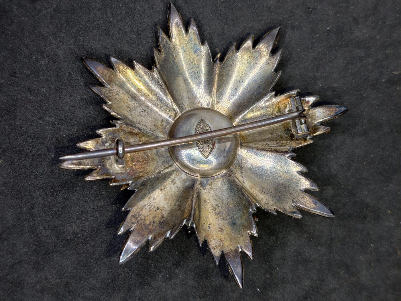 凯旋世界勋赏（第20期）（欢迎送拍）（对拍品有疑问请询问客服，不接受到手刀，出价默认拍品品相。请认真阅读拍卖规则！出价默认已认可！）（收到货请录制开箱视频，无视频概不处理问题。） 教皇国 圣西尔维斯特勋章 大星芒银制