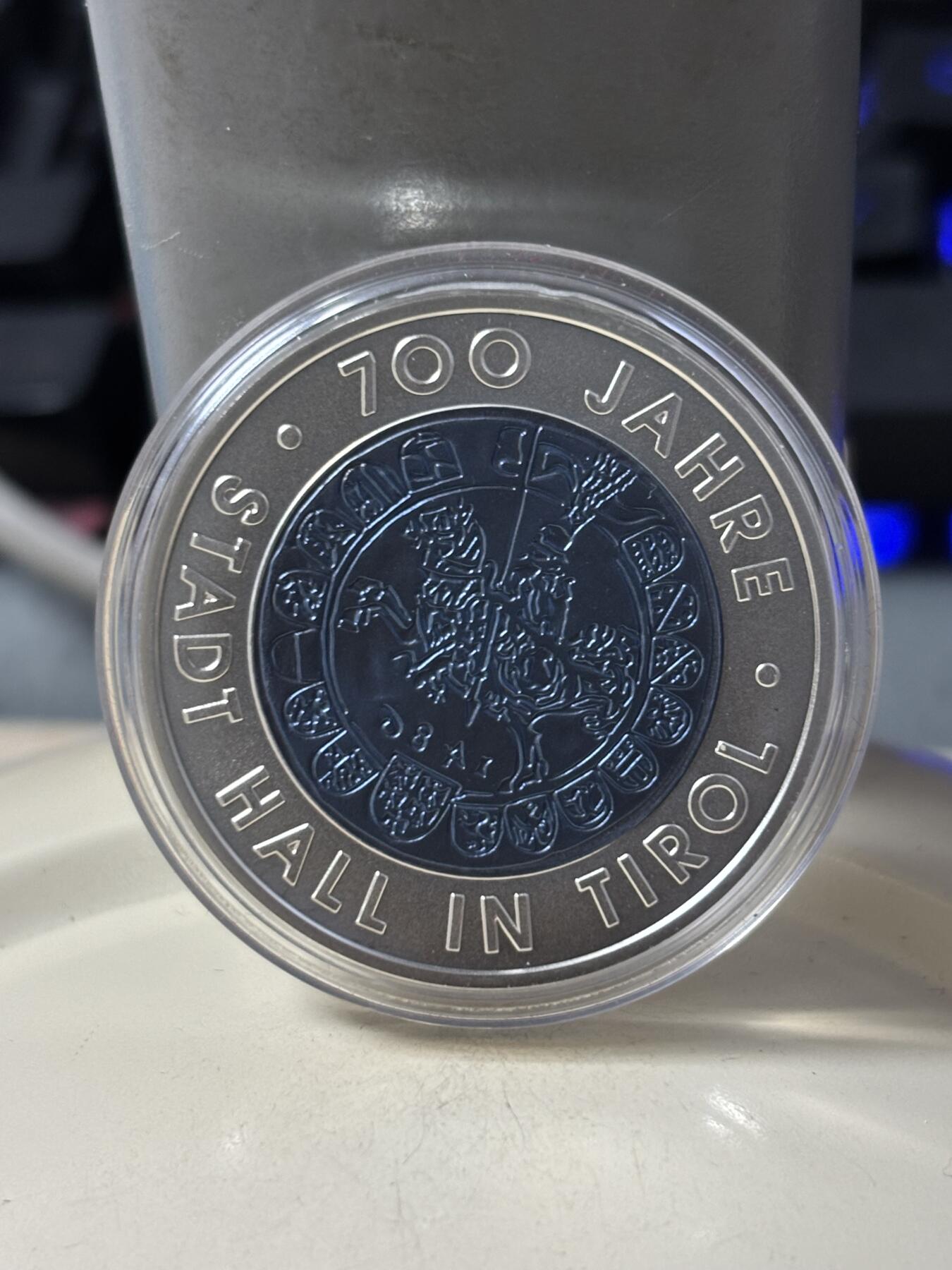 第184期拍卖 克劳斯获奖币奥地利2003年银铌镶嵌1市政厅700周年双金属币，900银/998铌，重10克/7.15克，直径34毫米，发行50000枚，没有纸套