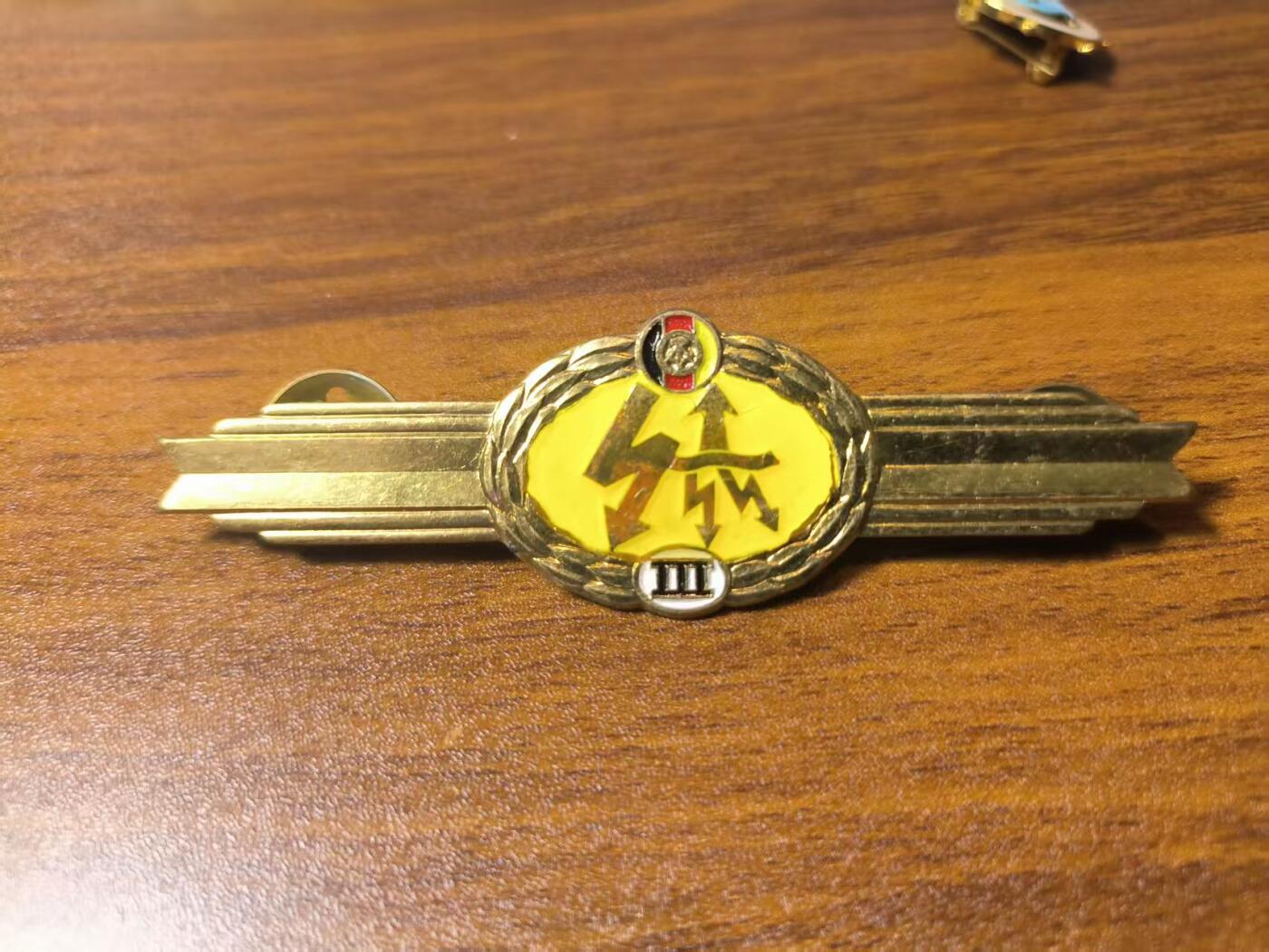 罗岚⭐新藏⭐特惠专拍第一场-分享拍场赚佣 民主德国人民军三级通信技能章 带背轮 成色好出造型必备