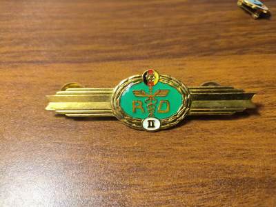 罗岚⭐新藏⭐特惠专拍第一场-分享拍场赚佣 - 民主德国人民军二级医疗技能章 带背轮 成色好出造型必备（少见）