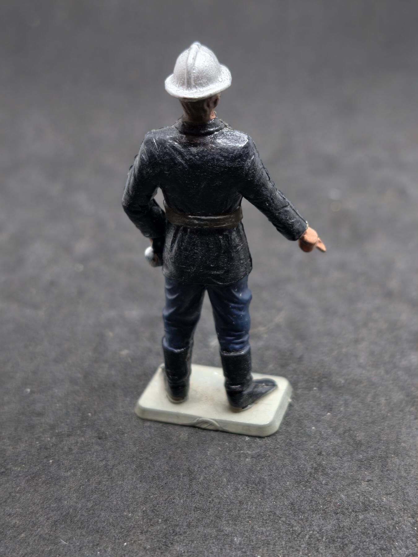 凯旋世界勋赏（第20期）（欢迎送拍）（对拍品有疑问请询问客服，不接受到手刀，出价默认拍品品相。请认真阅读拍卖规则！出价默认已认可！）（收到货请录制开箱视频，无视频概不处理问题。） 消防员主题的微缩人偶