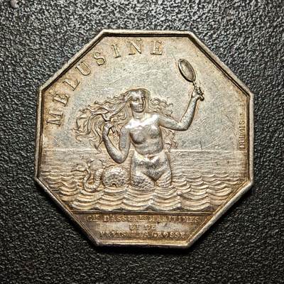 【德藏】世界币章拍卖第156期（拍品征集中~欢迎藏友联系） - 名誉品 1832-1841年 法国海洋保险公司美人鱼海妖八角银质代币银章 油灯边铭 (新版法国八角代用币目录封面同款) 浓墨重彩包浆 直径约：33mm；重约：16.9g