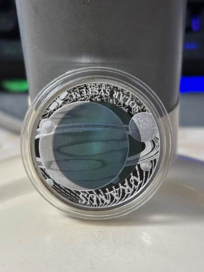 第184期拍卖 - 帕劳2018年太阳系系列2天王星镶蓝色铌金属彩银币，金属:999银/998铌，重量:15克(8.3克银/6.7克铌），发行：3000枚