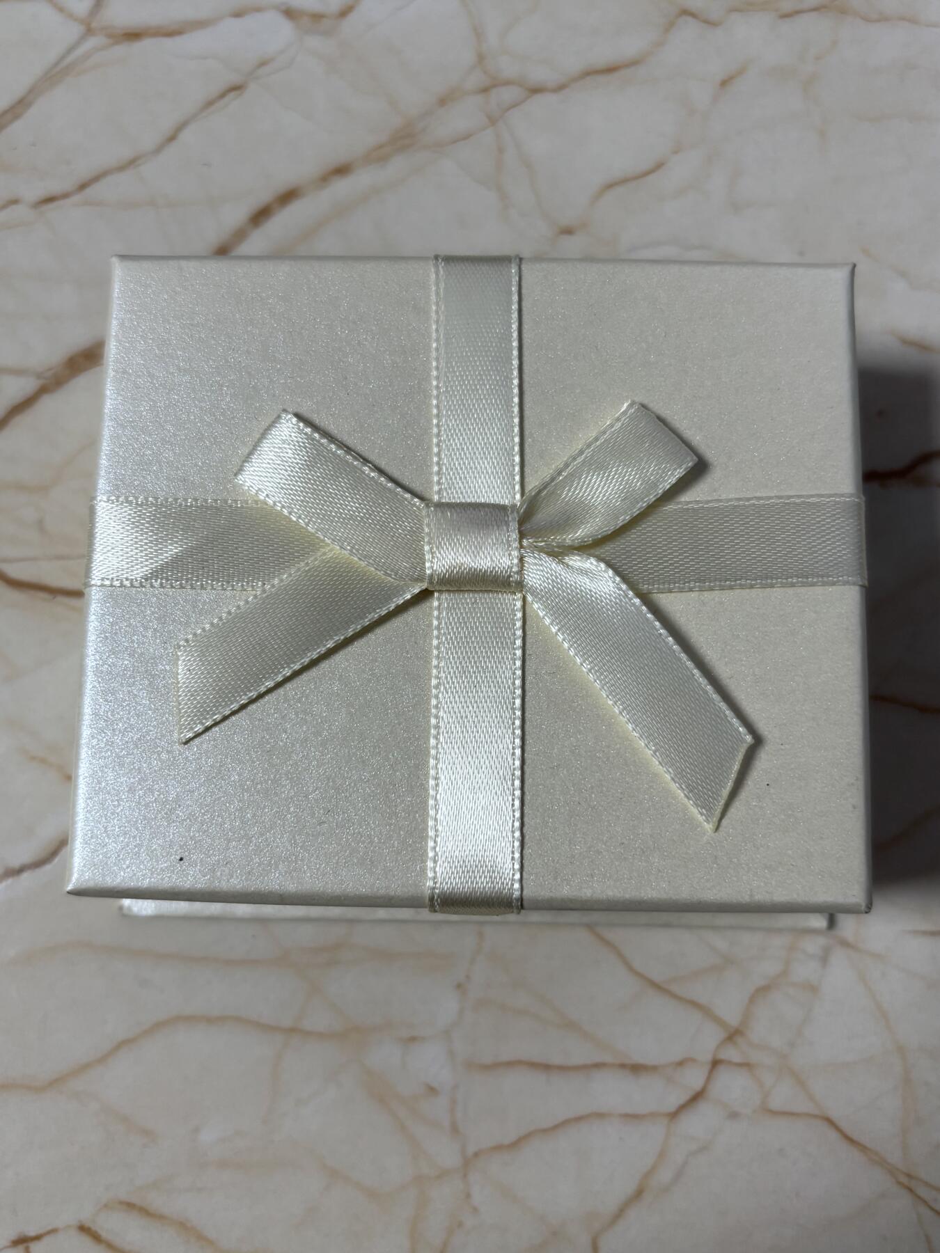 第184期拍卖 纽埃2022年鱼形吊坠镶嵌荧光石异形纪念银币，16.2克，发行量500枚