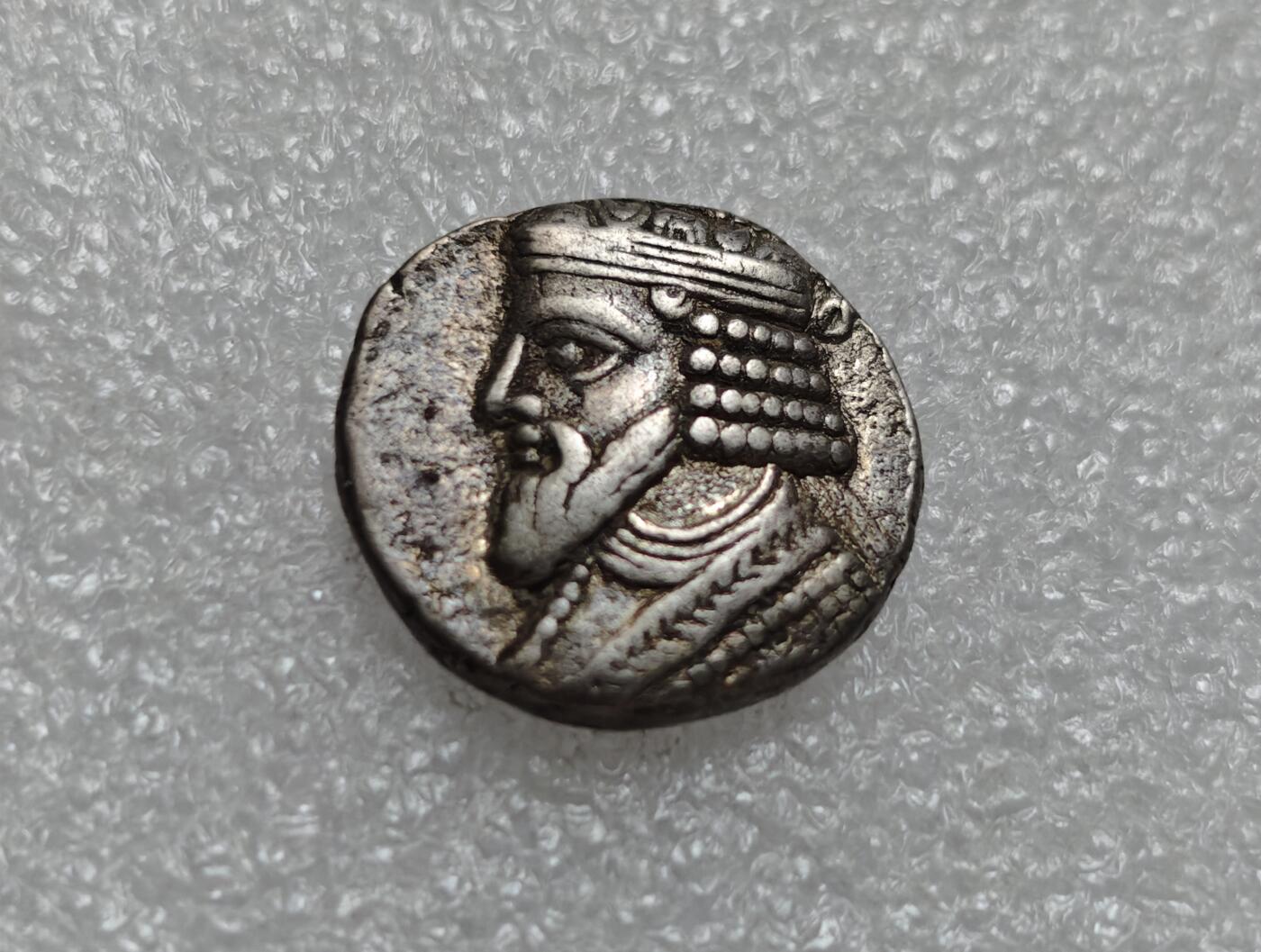 瓶子🏺第219期拍卖会  公元40-51年  戈塔尔泽斯二世（Gotarzes II）的统治时期  正面刻有国王戈塔尔泽斯二世的头像，面向左侧，头戴帕提亚王冠，面部有明显的胡须特征，展示了帕提亚国王的威严和独特的服饰风格