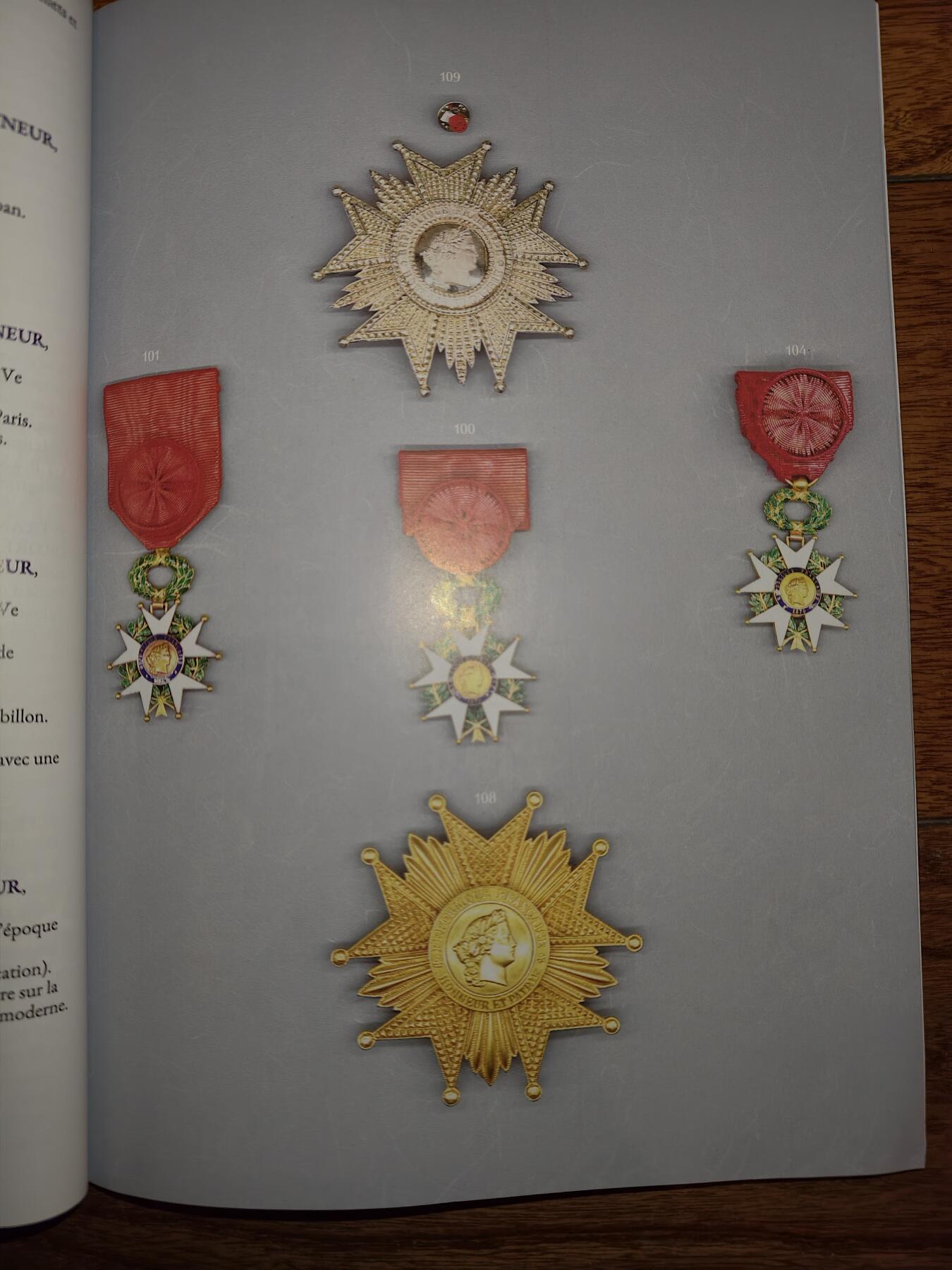 凯旋世界勋赏（第20期）（欢迎送拍）（对拍品有疑问请询问客服，不接受到手刀，出价默认拍品品相。请认真阅读拍卖规则！出价默认已认可！）（收到货请录制开箱视频，无视频概不处理问题。） Gers Gascogne ENCHÈRES（法国西南部热尔省的拍卖机构） ​ - 拍卖主题：骑士团勋章与奖章（Ordres de chevalerie et médailles）