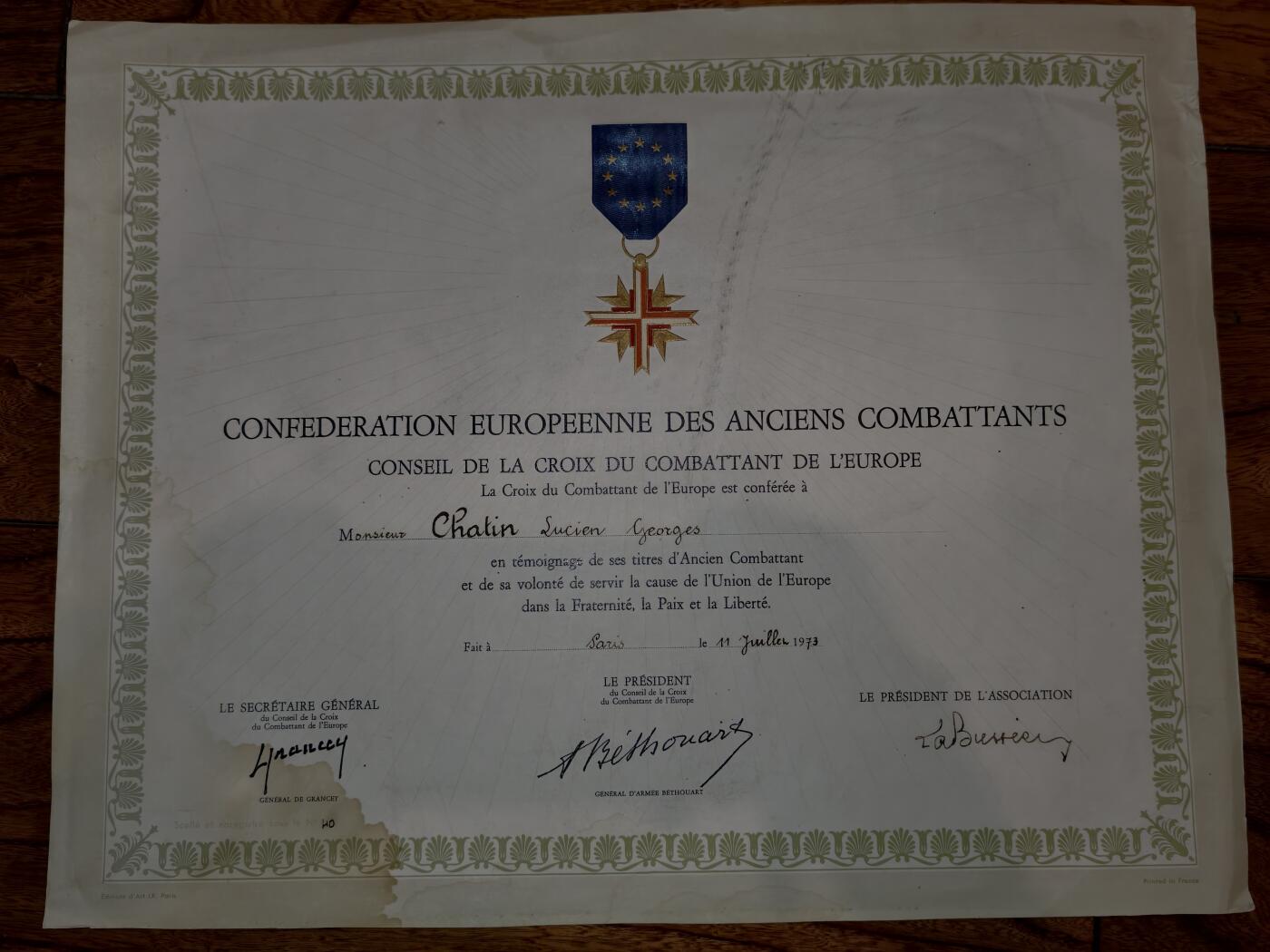 凯旋世界勋赏（第20期）（欢迎送拍）（对拍品有疑问请询问客服，不接受到手刀，出价默认拍品品相。请认真阅读拍卖规则！出价默认已认可！）（收到货请录制开箱视频，无视频概不处理问题。） 欧洲前战斗人员联合会（Confédération Européenne des Anciens Combattants）颁发的“战斗十字”授予文书