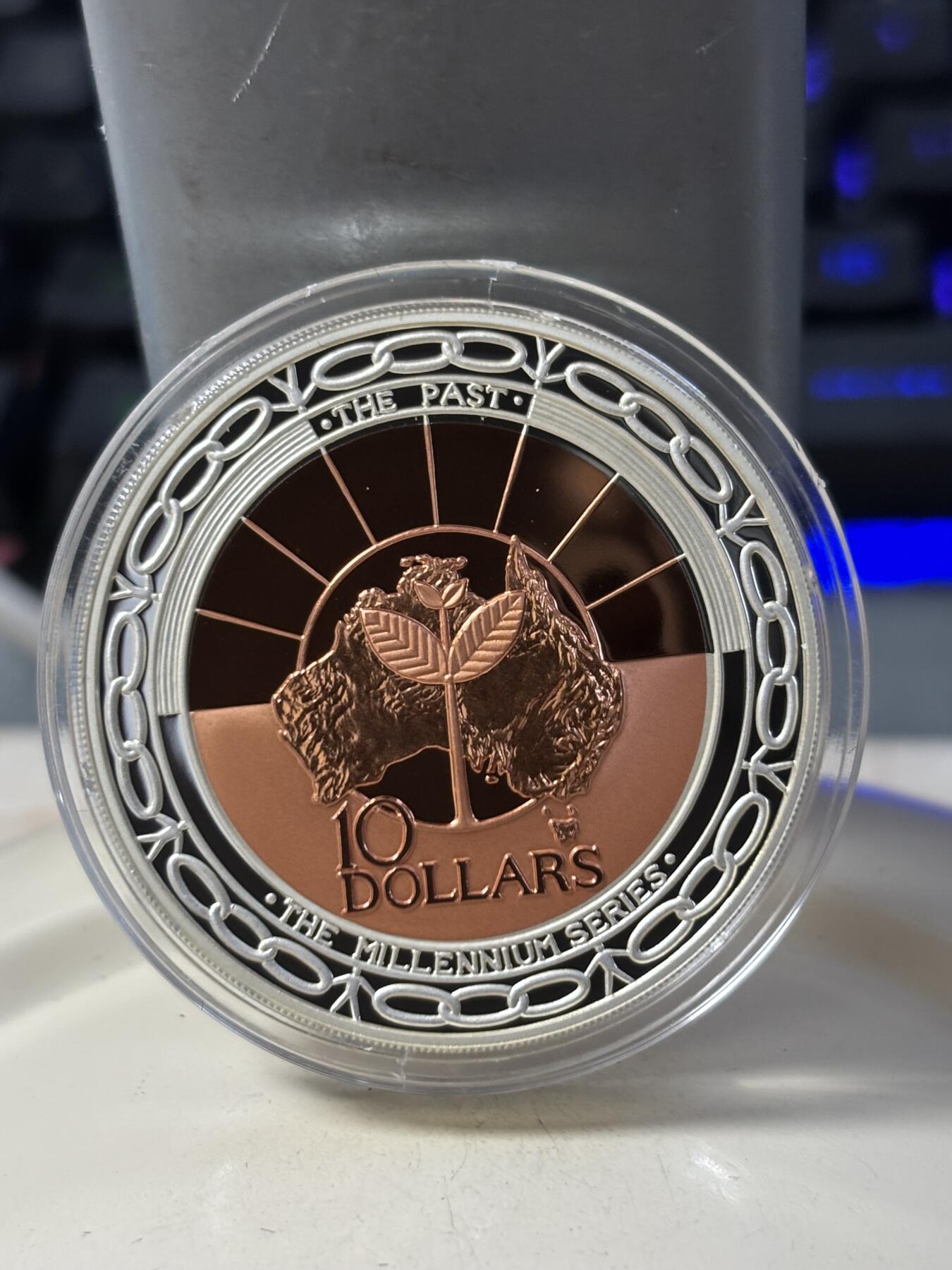 第184期拍卖 澳大利亚1999年千禧年过去精制双色银币，外环999银，内心铜，重量:33.16克，直径：38.74毫米发行：20000枚