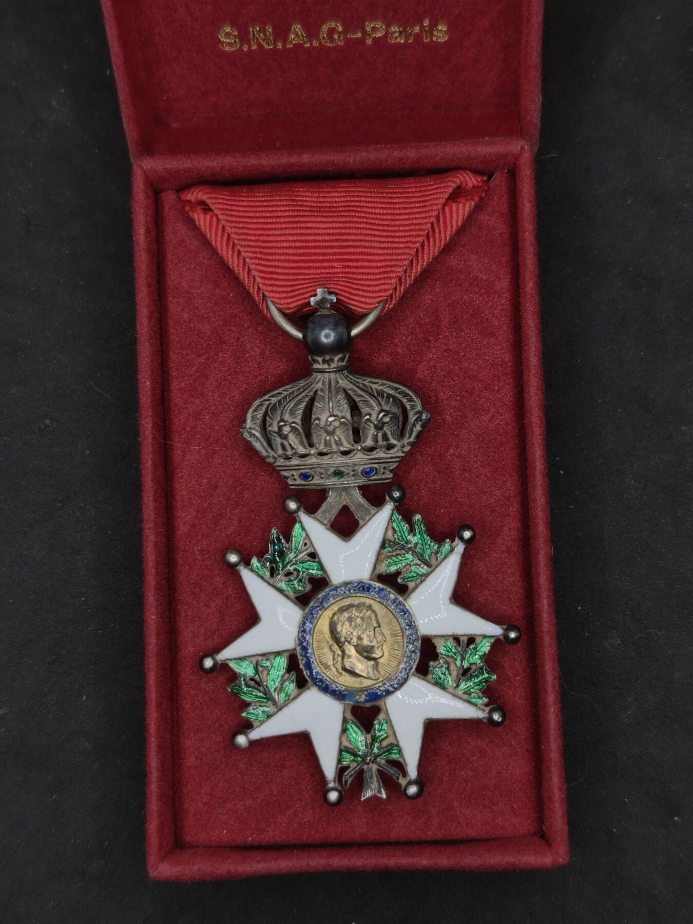 凯旋世界勋赏（第20期）（欢迎送拍）（对拍品有疑问请询问客服，不接受到手刀，出价默认拍品品相。请认真阅读拍卖规则！出价默认已认可！）（收到货请录制开箱视频，无视频概不处理问题。） 第二帝国荣誉军团勋章银制打标核心金制带盒