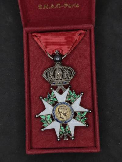 凯旋世界勋赏（第20期）（欢迎送拍）（对拍品有疑问请询问客服，不接受到手刀，出价默认拍品品相。请认真阅读拍卖规则！出价默认已认可！）（收到货请录制开箱视频，无视频概不处理问题。） - 第二帝国荣誉军团勋章银制打标核心金制带盒