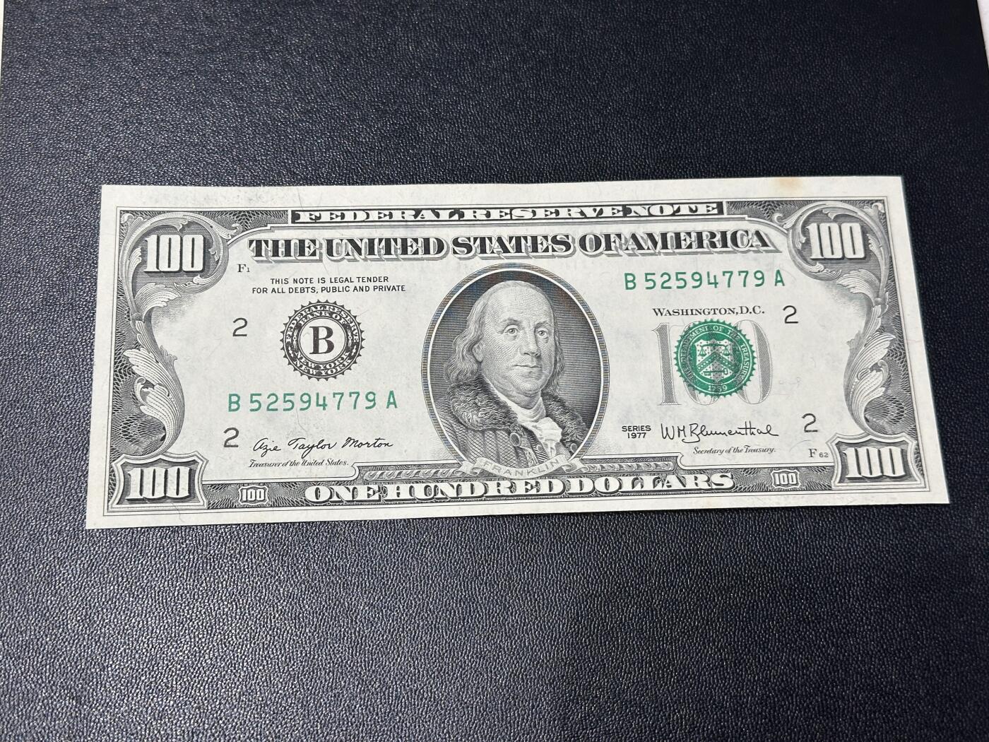 《外钞收藏家》第五百九十一期（畅拍场）（本平台长期征集拍品、欢迎藏友们联系合作） 1977年美国小头版100美元 无折 但有个黄斑