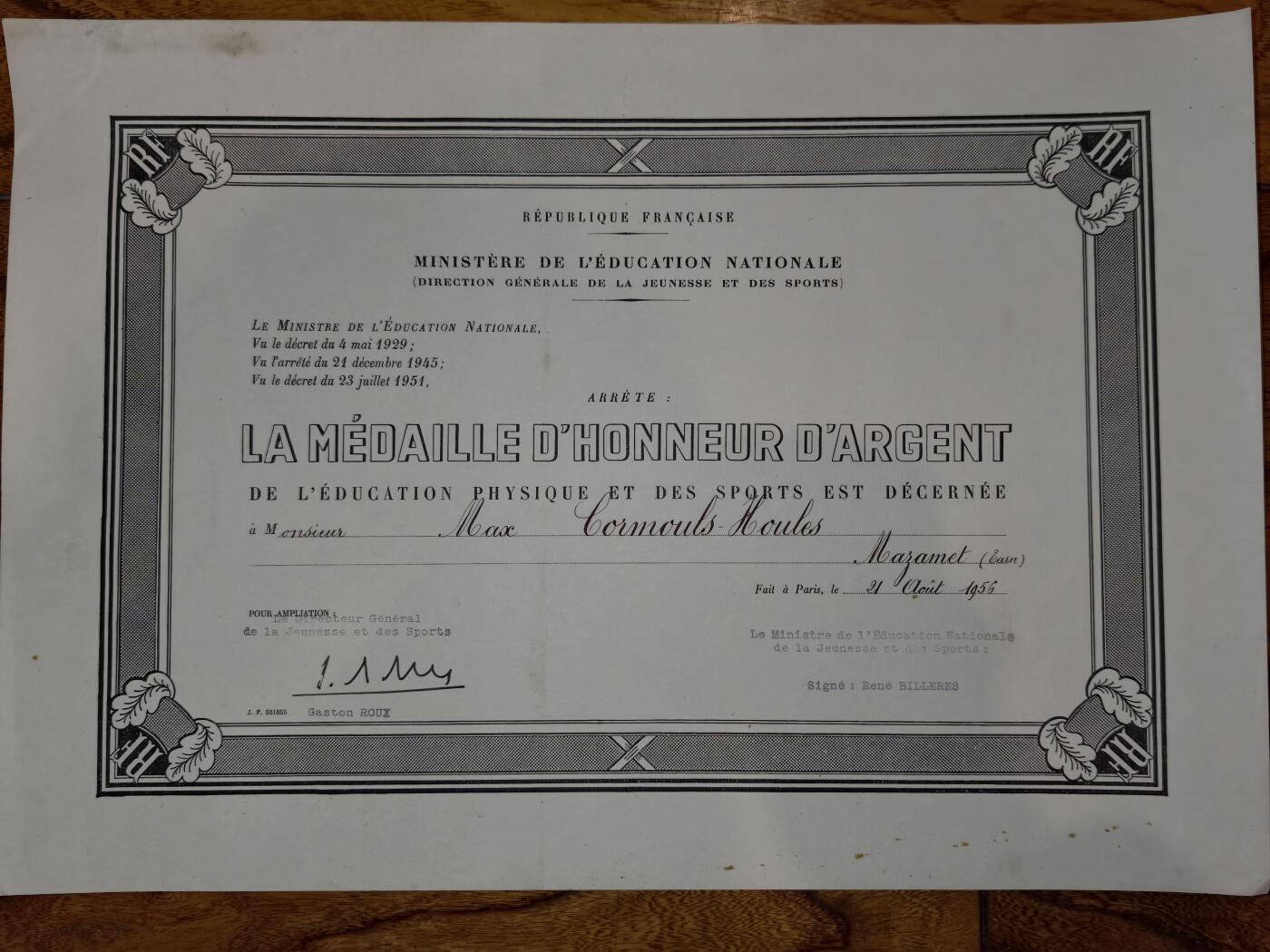 凯旋世界勋赏（第20期）（欢迎送拍）（对拍品有疑问请询问客服，不接受到手刀，出价默认拍品品相。请认真阅读拍卖规则！出价默认已认可！）（收到货请录制开箱视频，无视频概不处理问题。） 1965年法国国民教育部颁发的“体育与体能教育银质荣誉勋章”授予证书，是法国体育领域的官方高级别荣誉文件。