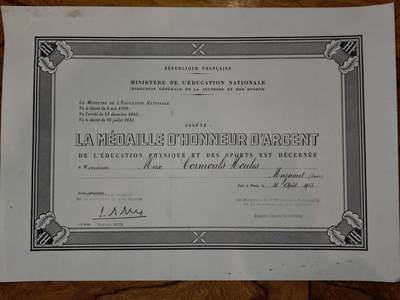 凯旋世界勋赏（第20期）（欢迎送拍）（对拍品有疑问请询问客服，不接受到手刀，出价默认拍品品相。请认真阅读拍卖规则！出价默认已认可！）（收到货请录制开箱视频，无视频概不处理问题。） - 1965年法国国民教育部颁发的“体育与体能教育银质荣誉勋章”授予证书，是法国体育领域的官方高级别荣誉文件。