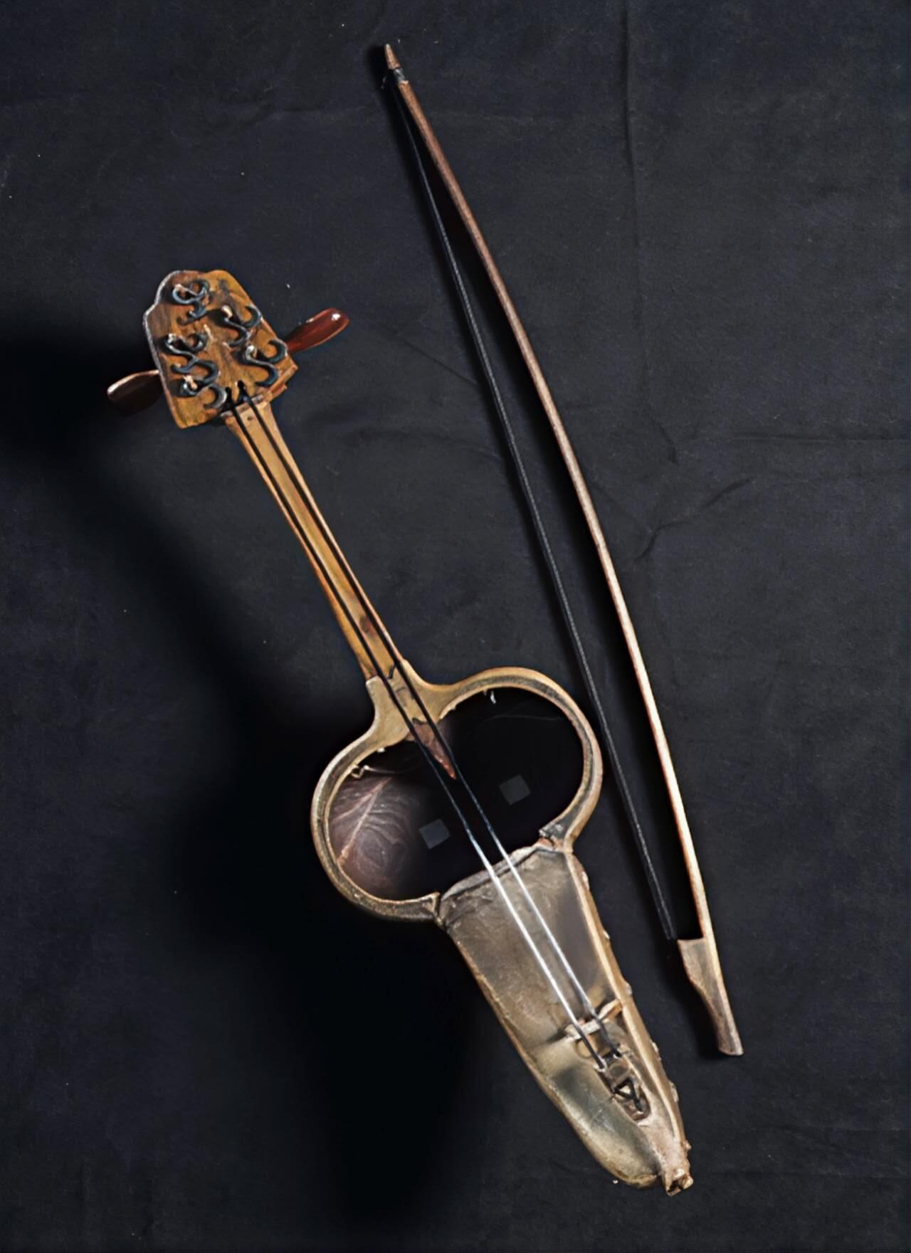 【俄甄集藏】2025年(045)12-03 星期三 晚 19:30 全场包邮 哈萨克斯坦2001年纪念民族乐器纳尔库布孜5000坚戈精制银币，信泰 PF69UC，重量：24克，含银量：92.5%银，发行量：3000枚，稀少品种，在哈萨克斯坦很贵