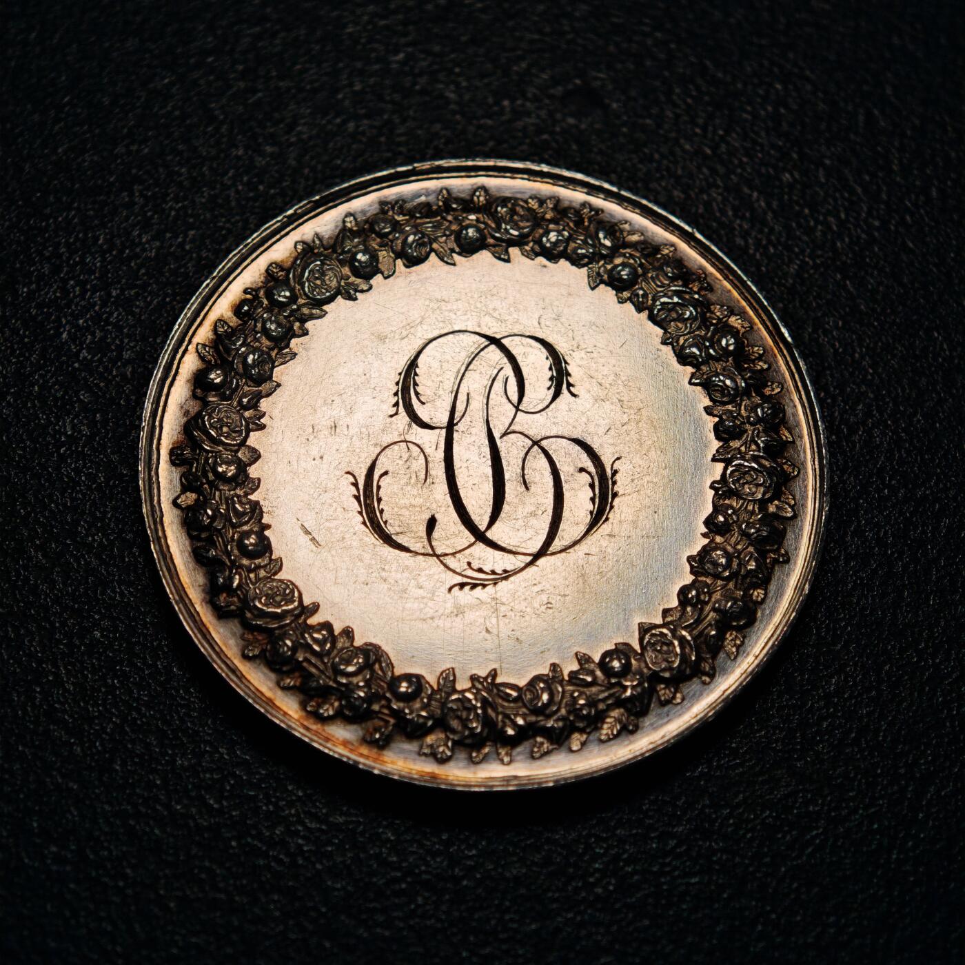 【德藏】世界币章拍卖第156期（拍品征集中~欢迎藏友联系） 19世纪 法国结婚纪念银章 手指边铭 类镜面底板 刻字精美 直径约：39.1mm；重约：25g