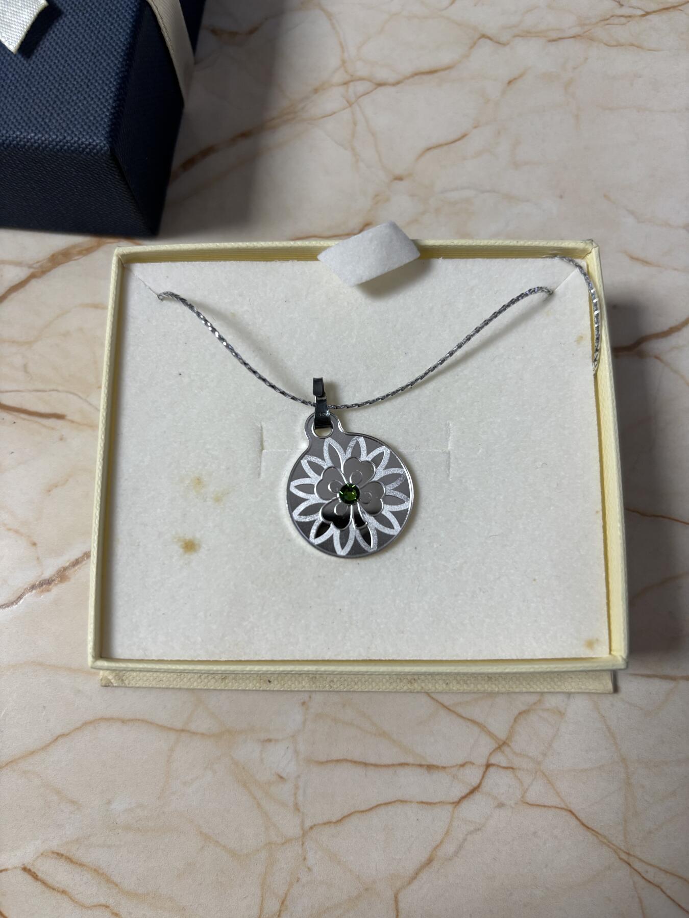 第184期拍卖 喀麦隆2019年四叶草镶嵌水晶纪念银币吊坠，925银，2.2克，发行500枚