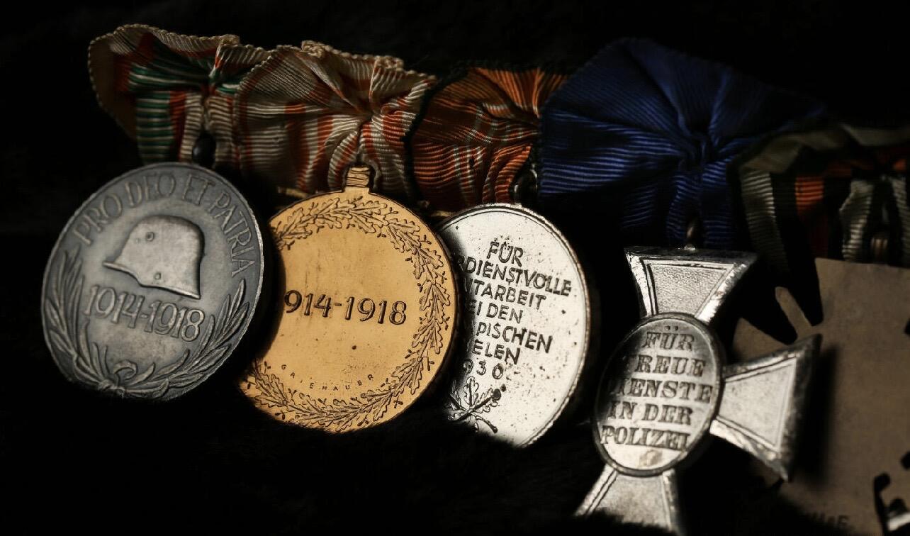 勋章专场 德国1936柏林奥运会奖章与二级铁十字勋章礼服挂六联排，该联排二级铁十字勋章为非常少见的aws产二战制造的一战二级铁十字勋章