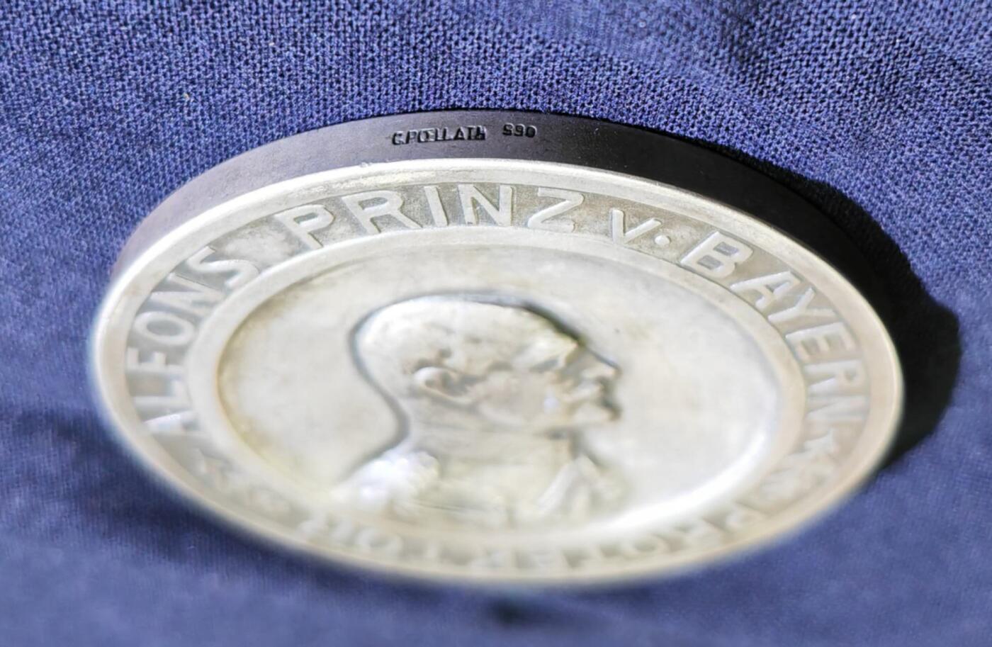 【俄甄集藏】2025年(045)12-03 星期三 晚 19:30 全场包邮 德国巴伐利亚1915年阿尔方斯亲王头像巴伐利亚射击协会纪念大银章，NGC MS64，高浮雕，设计精美，原味包浆，稀少品种，直径：50mm，章是银的，不是镀银，标签错误