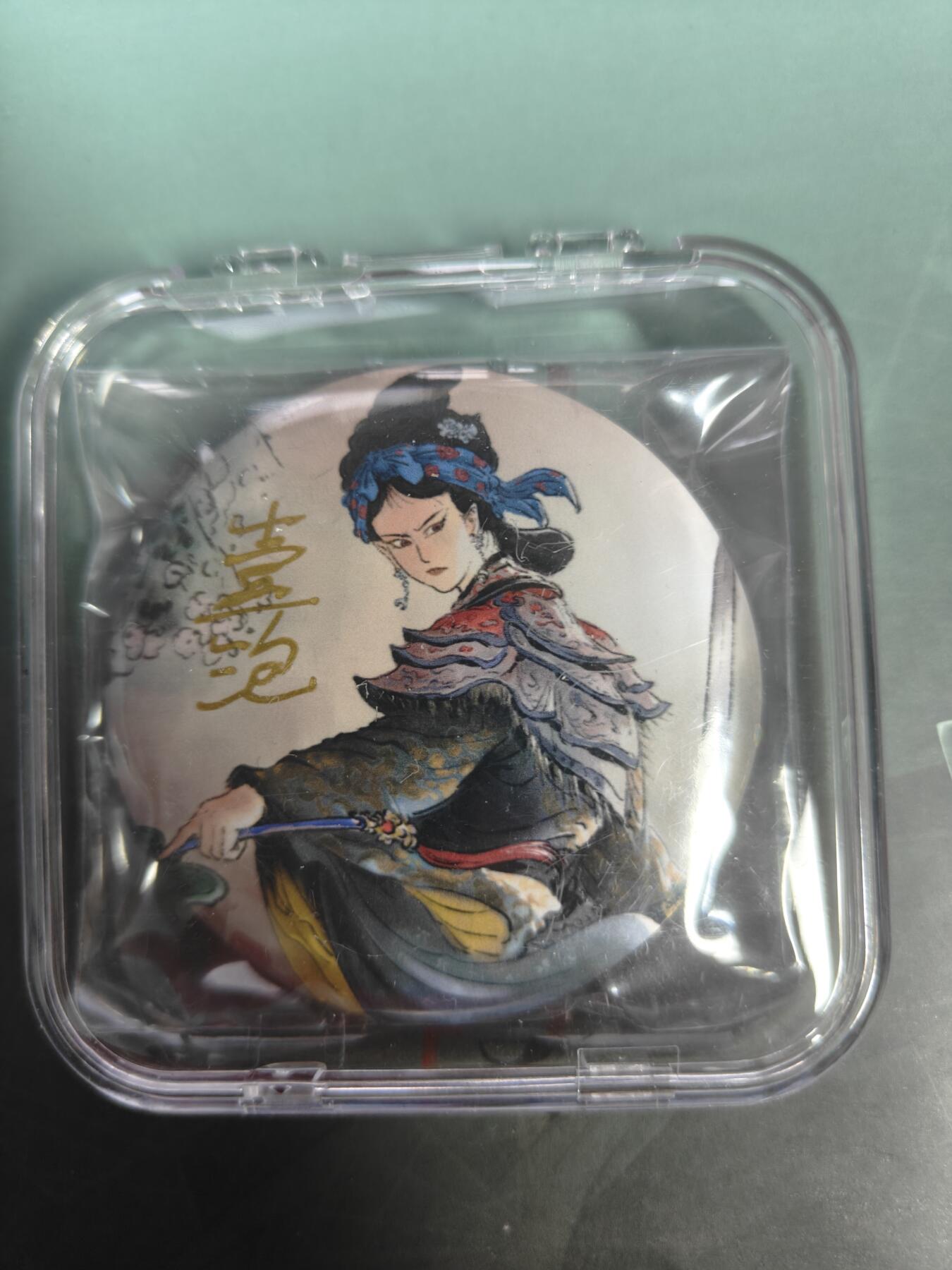 天玑星卡拍第146期《12.4周四截拍》持续收拍收评中 满赠卡需备注 【亲签徽章】一泡 西游 铁扇公主 徽章 带保护壳