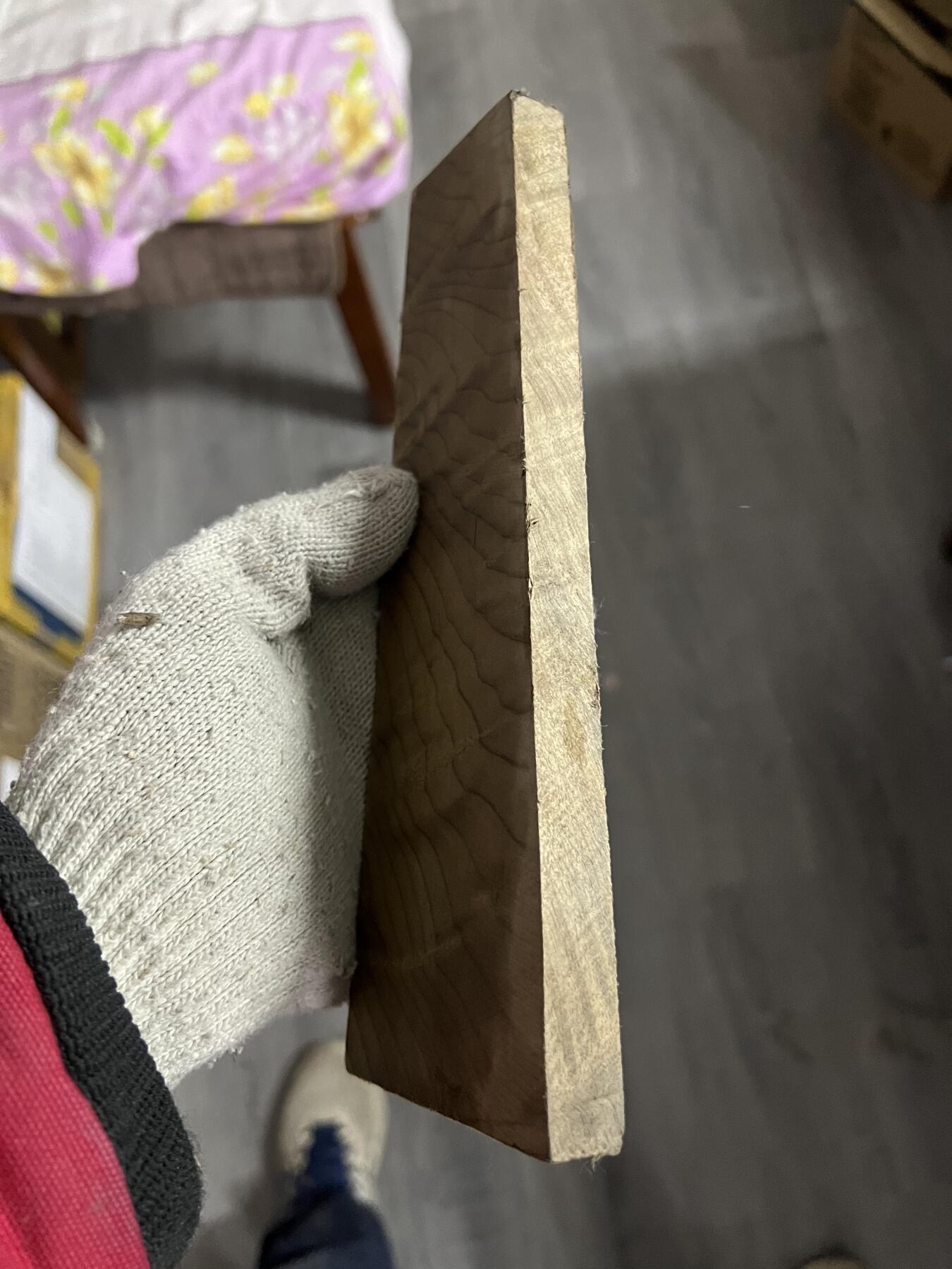 零元拍：NO.A9 金丝楠牌子满金丝 果香满满 尺寸：21/7.5/1.5CM。因为是原材料，木材还未干透