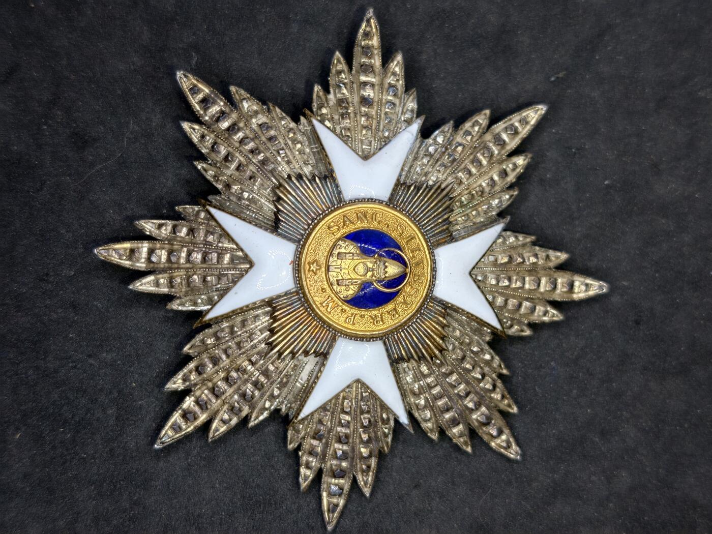 凯旋世界勋赏（第20期）（欢迎送拍）（对拍品有疑问请询问客服，不接受到手刀，出价默认拍品品相。请认真阅读拍卖规则！出价默认已认可！）（收到货请录制开箱视频，无视频概不处理问题。） 教皇国 圣西尔维斯特勋章 大星芒银制