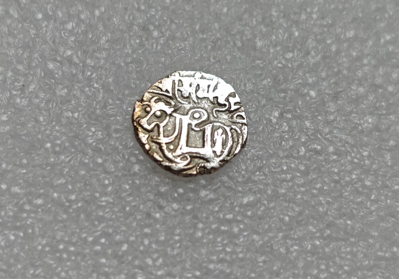 瓶子🏺第219期拍卖会  750-800年沙希王朝牛瘤骑士打制银币  高银版