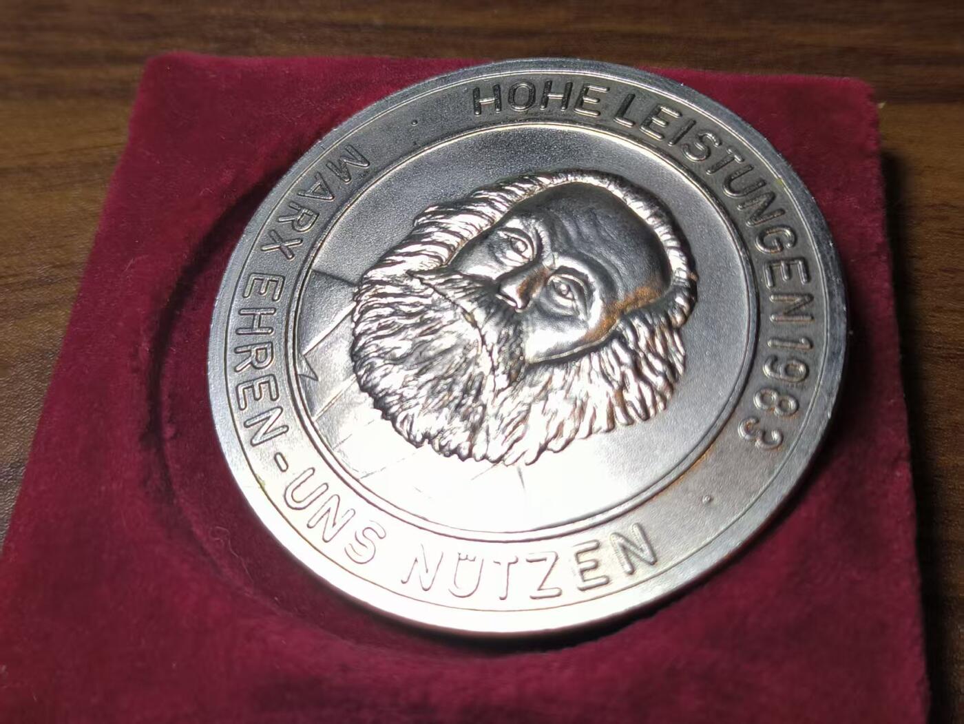 罗岚⭐新藏⭐特惠专拍第一场-分享拍场赚佣 民主德国“卡尔·马克思年”哈雷地区党委模范勋章牌带盒