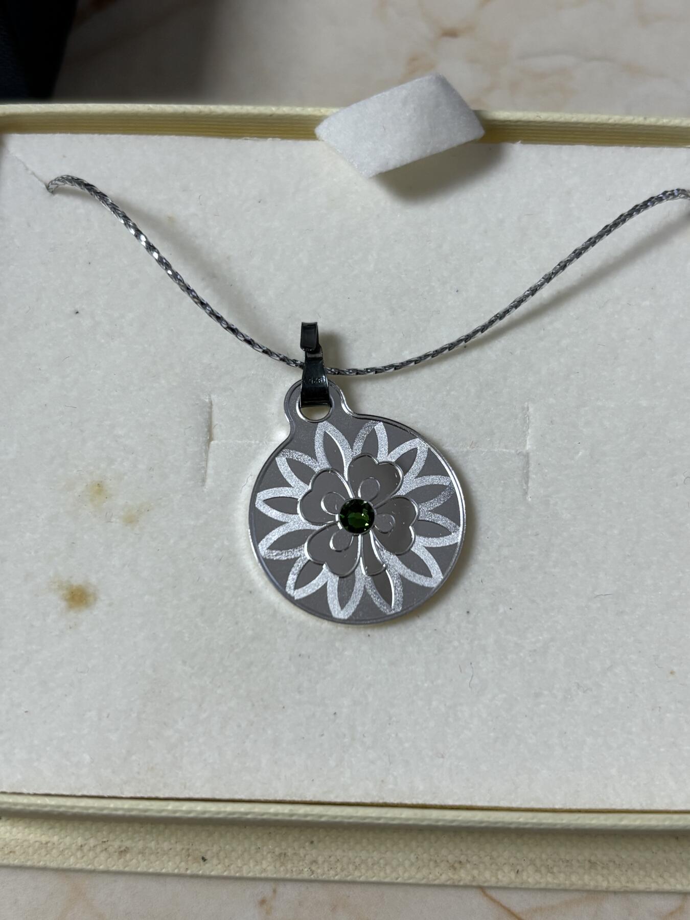 第184期拍卖 喀麦隆2019年四叶草镶嵌水晶纪念银币吊坠，925银，2.2克，发行500枚