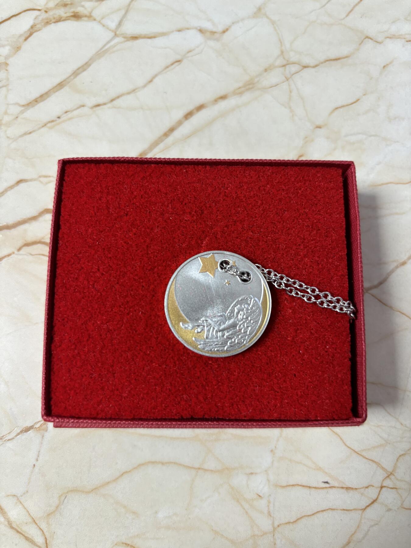 第184期拍卖 喀麦隆2018年星月天使金边币边双圆孔项链吊坠镀24K金精制银币，925银，8.8克，发行999枚