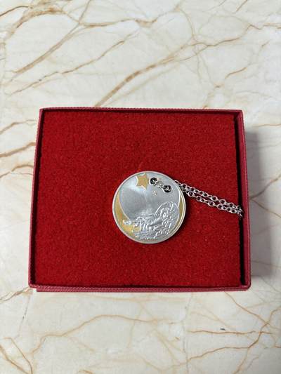 第184期拍卖 - 喀麦隆2018年星月天使金边币边双圆孔项链吊坠镀24K金精制银币，925银，8.8克，发行999枚