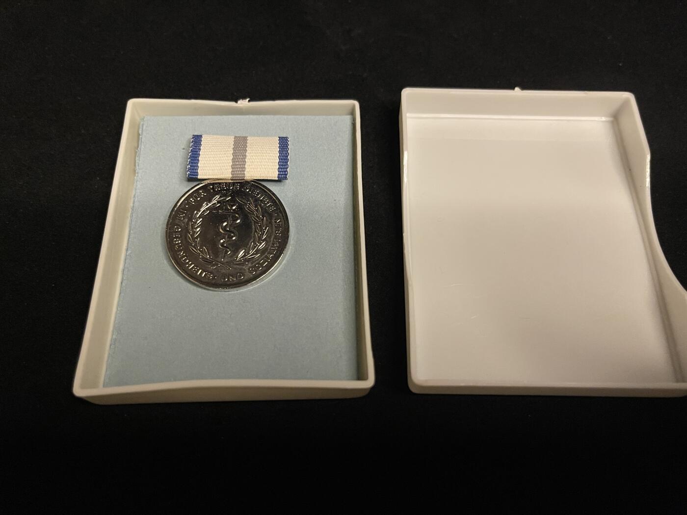 勋章专场 民主德国（东德）的“卫生与社会福利领域忠诚服务奖章”，品相如图