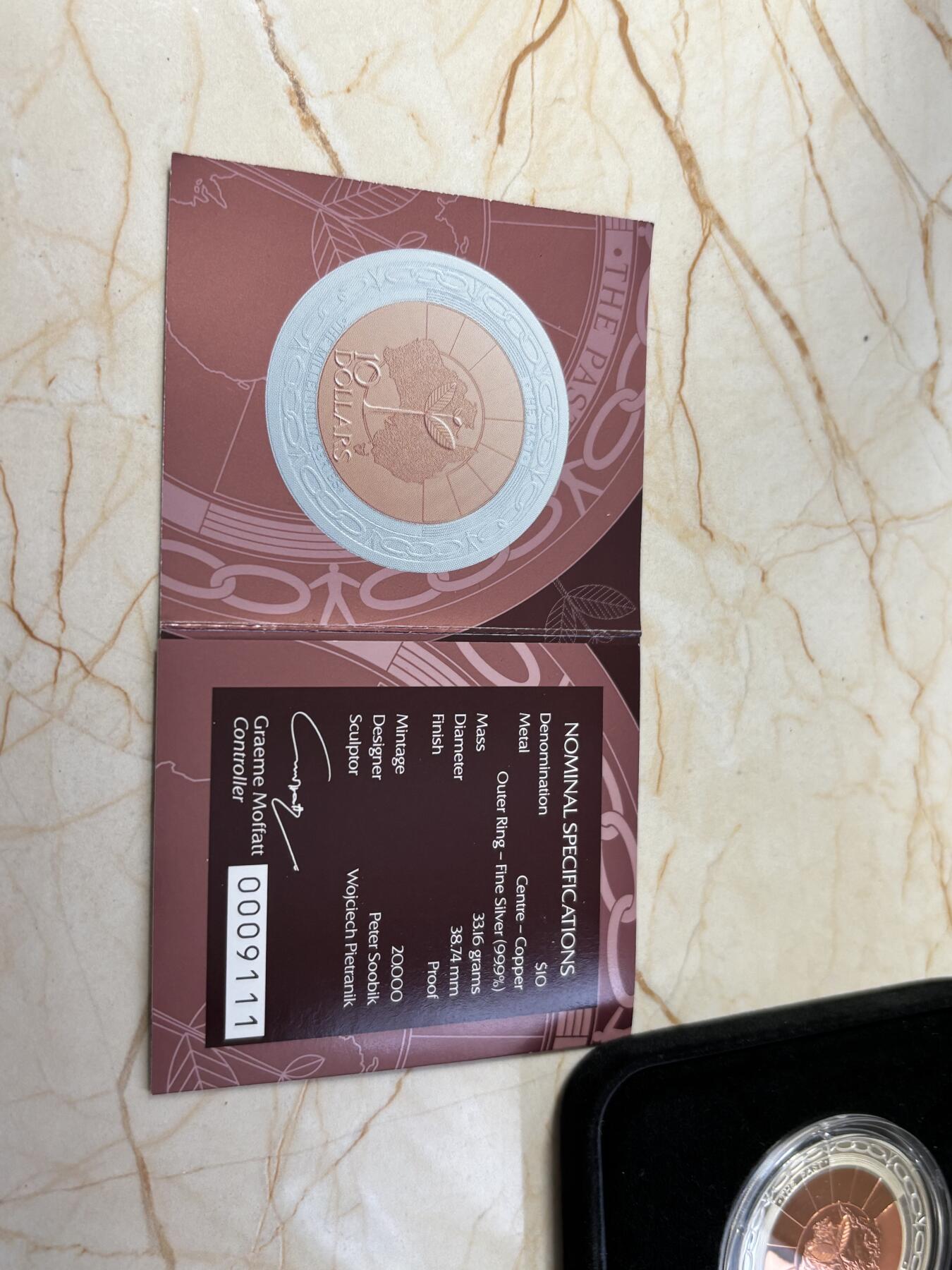 第184期拍卖 澳大利亚1999年千禧年过去精制双色银币，外环999银，内心铜，重量:33.16克，直径：38.74毫米发行：20000枚