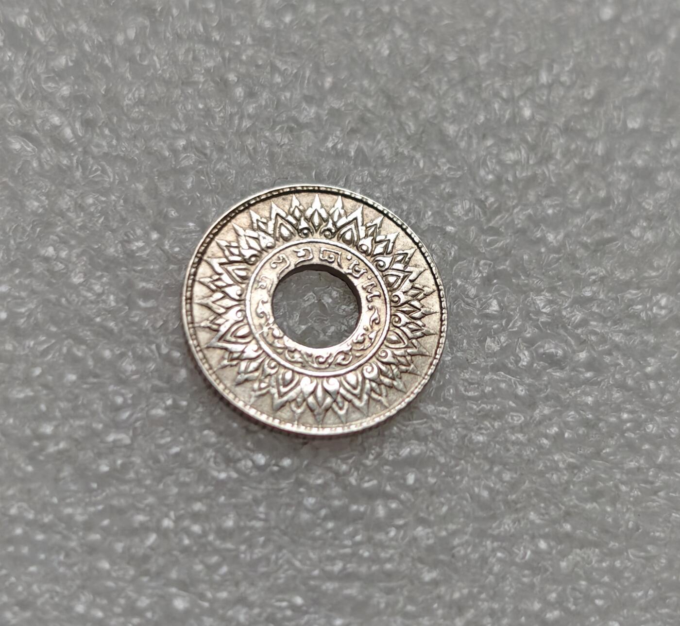 瓶子🏺第219期拍卖会  1940年泰国10萨当中孔银币  带光品