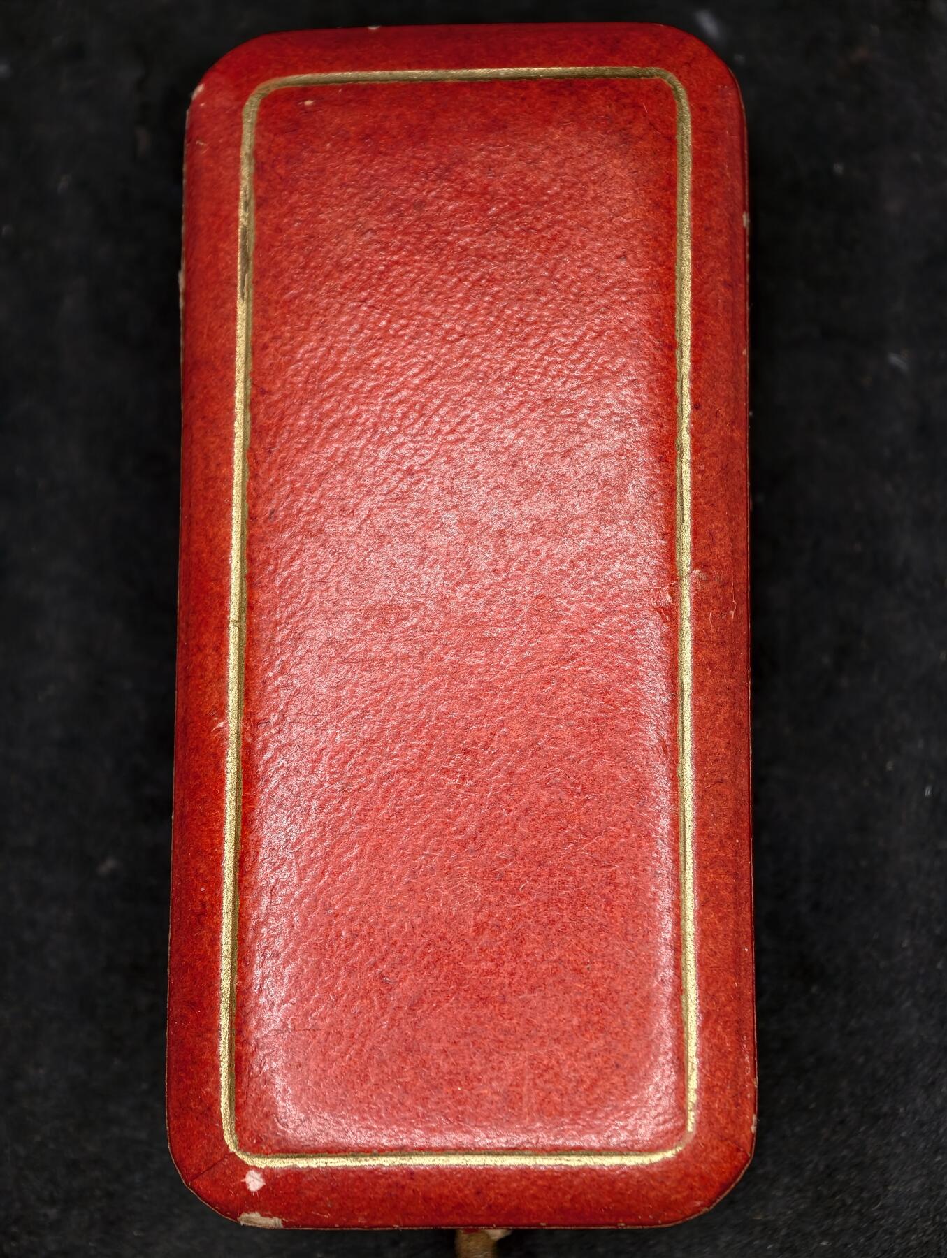 凯旋世界勋赏（第20期）（欢迎送拍）（对拍品有疑问请询问客服，不接受到手刀，出价默认拍品品相。请认真阅读拍卖规则！出价默认已认可！）（收到货请录制开箱视频，无视频概不处理问题。） 棕榈叶勋章带盒，钻石，黄金制（2.2g左右）