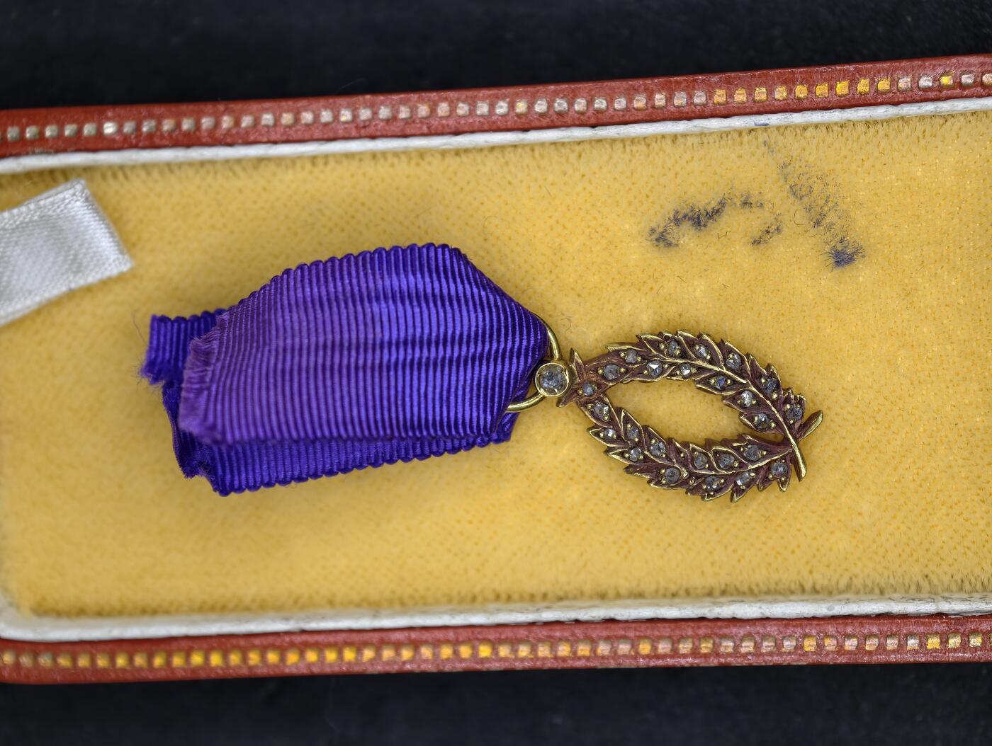 凯旋世界勋赏（第20期）（欢迎送拍）（对拍品有疑问请询问客服，不接受到手刀，出价默认拍品品相。请认真阅读拍卖规则！出价默认已认可！）（收到货请录制开箱视频，无视频概不处理问题。） 棕榈叶勋章带盒，钻石，黄金制（2.2g左右）