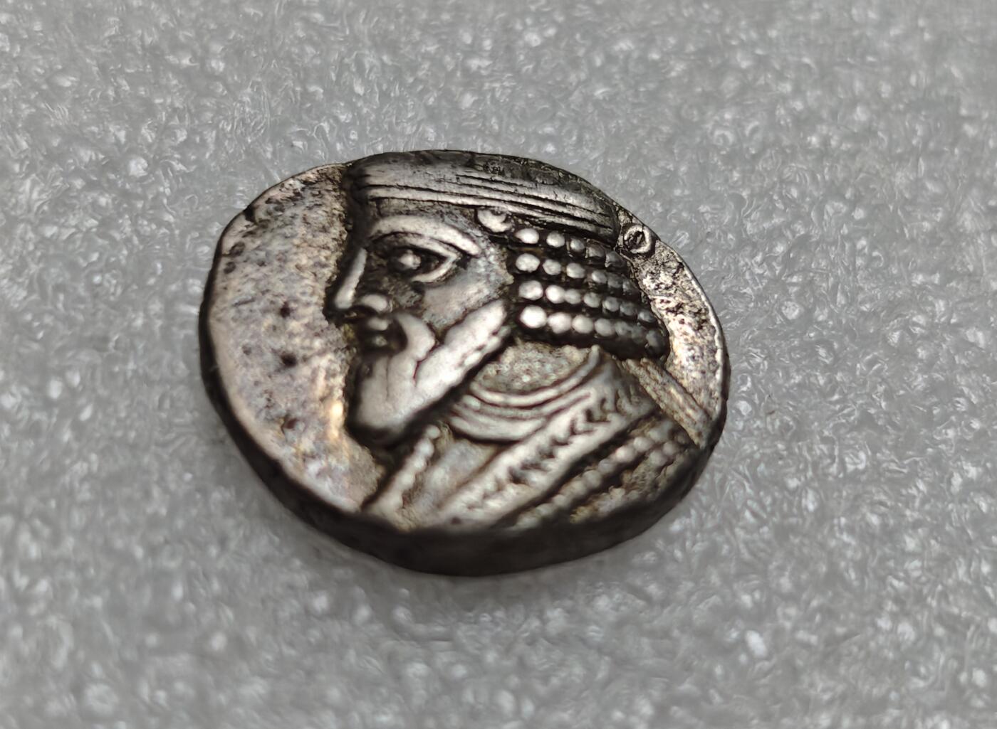 瓶子🏺第219期拍卖会  公元40-51年  戈塔尔泽斯二世（Gotarzes II）的统治时期  正面刻有国王戈塔尔泽斯二世的头像，面向左侧，头戴帕提亚王冠，面部有明显的胡须特征，展示了帕提亚国王的威严和独特的服饰风格