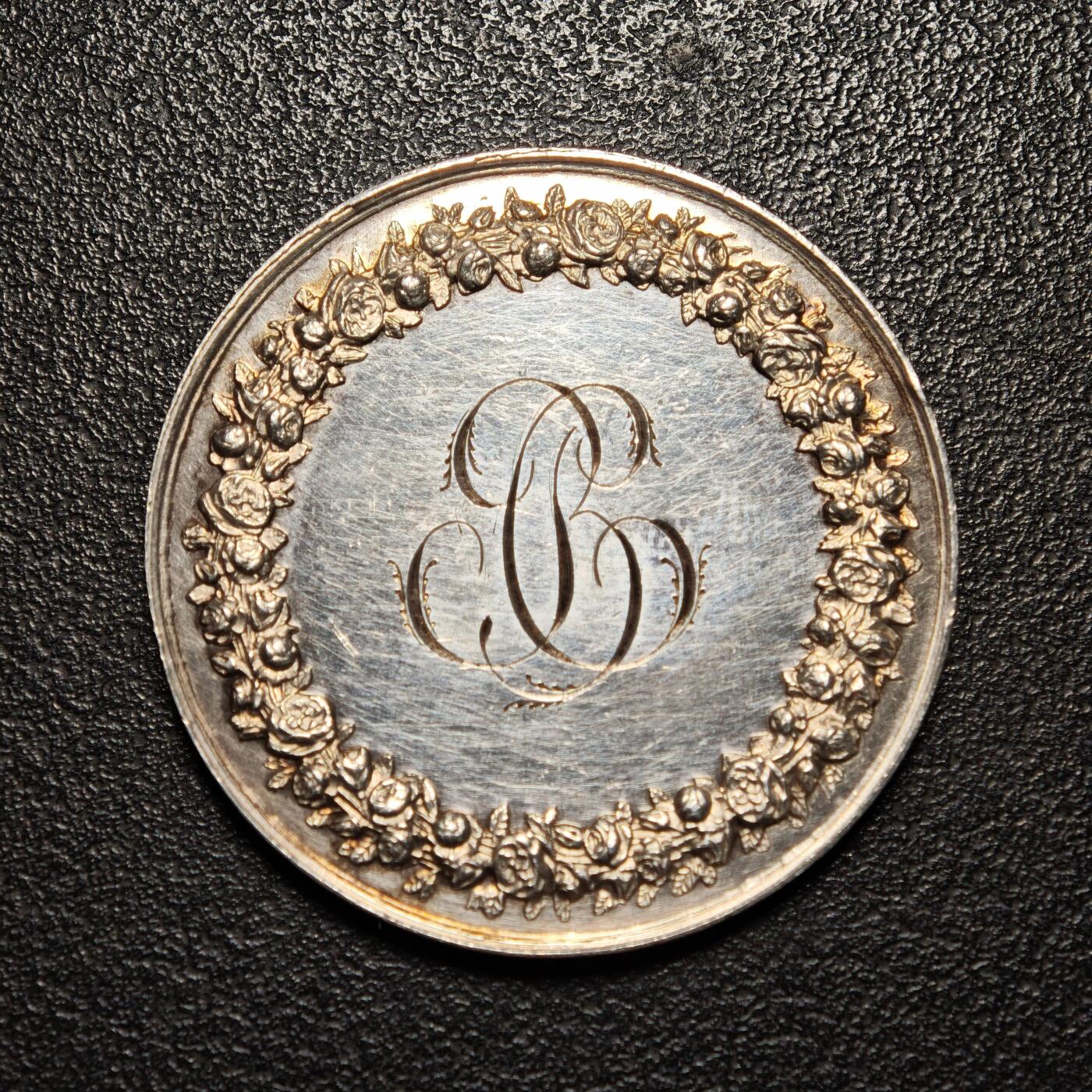 【德藏】世界币章拍卖第156期（拍品征集中~欢迎藏友联系） 19世纪 法国结婚纪念银章 手指边铭 类镜面底板 刻字精美 直径约：39.1mm；重约：25g