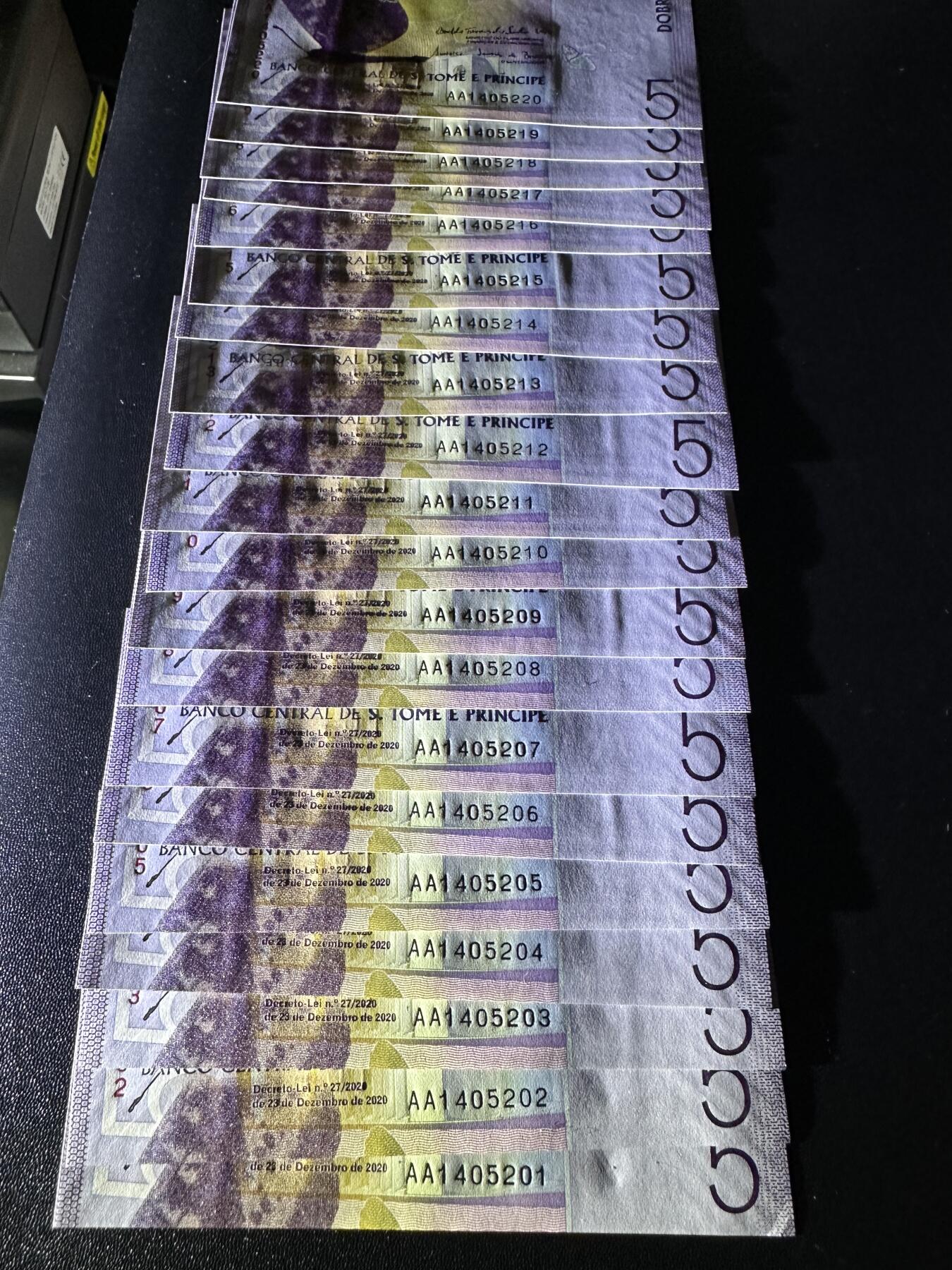 《外钞收藏家》第五百九十一期（畅拍场）（本平台长期征集拍品、欢迎藏友们联系合作） 2020年圣多美和普林西比5元 标准20连号 全新UNC AA冠