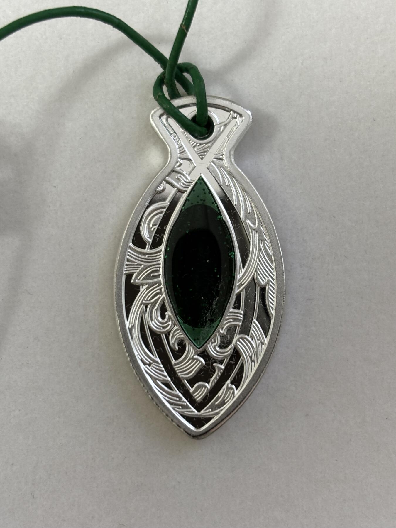 第184期拍卖 纽埃2022年鱼形吊坠镶嵌荧光石异形纪念银币，16.2克，发行量500枚