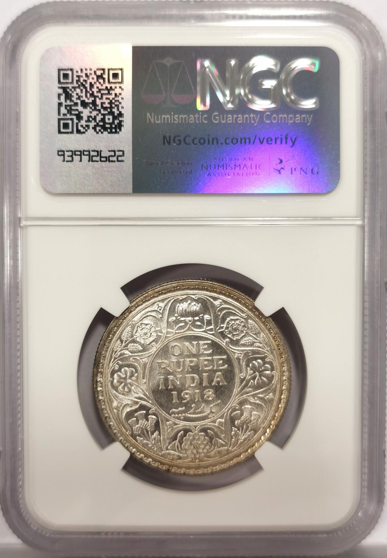 博洋堂世界钱币拍卖第150期（全场包邮） NGC MS63 英属印度1918年乔治五世1卢比银币 正面黄油光向橘黄色渐变，背面浅包浆银霜漂亮。达到63分的卢比就已经迈入大众好品相的标准了，划痕对于62分会少很多，加之来自库存品相完全未流通的出厂品相，光度会特别好。