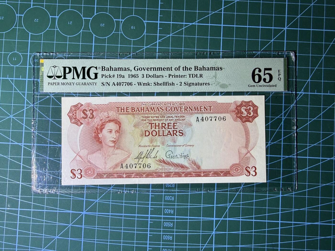 【炜奕收藏】，第五十二期 1965元巴哈马3元彩背，PMG65分，政府版初版A冠