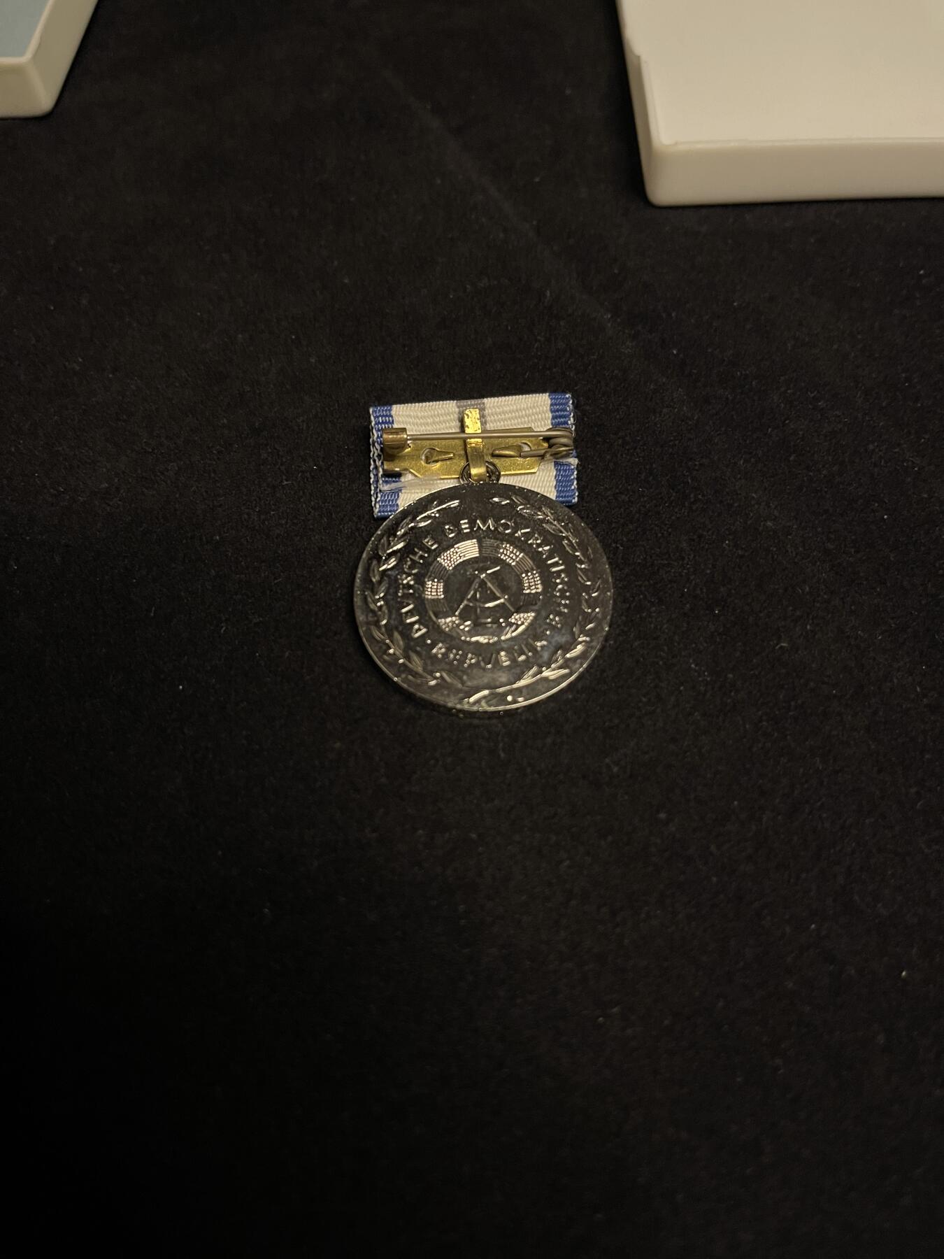 勋章专场 民主德国（东德）的“卫生与社会福利领域忠诚服务奖章”，品相如图