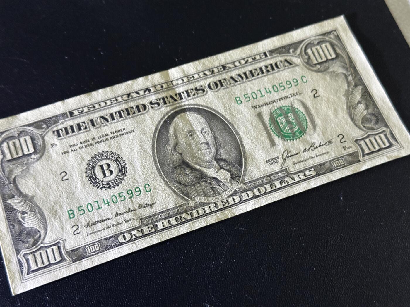 《外钞收藏家》第五百九十一期（畅拍场）（本平台长期征集拍品、欢迎藏友们联系合作） 1985年美国小头版100美元 AU品相 边上有个修补