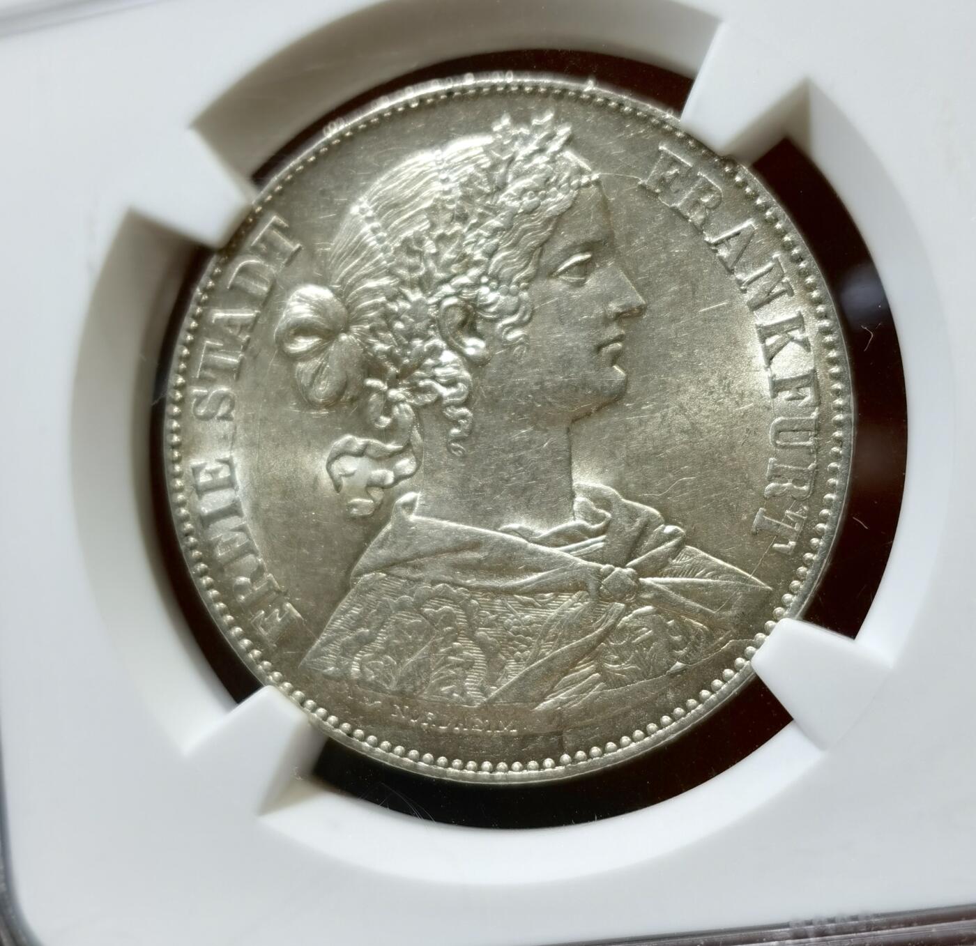 甄臻铺-世界币章拍卖（第42期）送拍享返佣金等优惠多多 NGC-MS61 1860 法兰克福少女（双发髻）1泰勒银币，转光明显